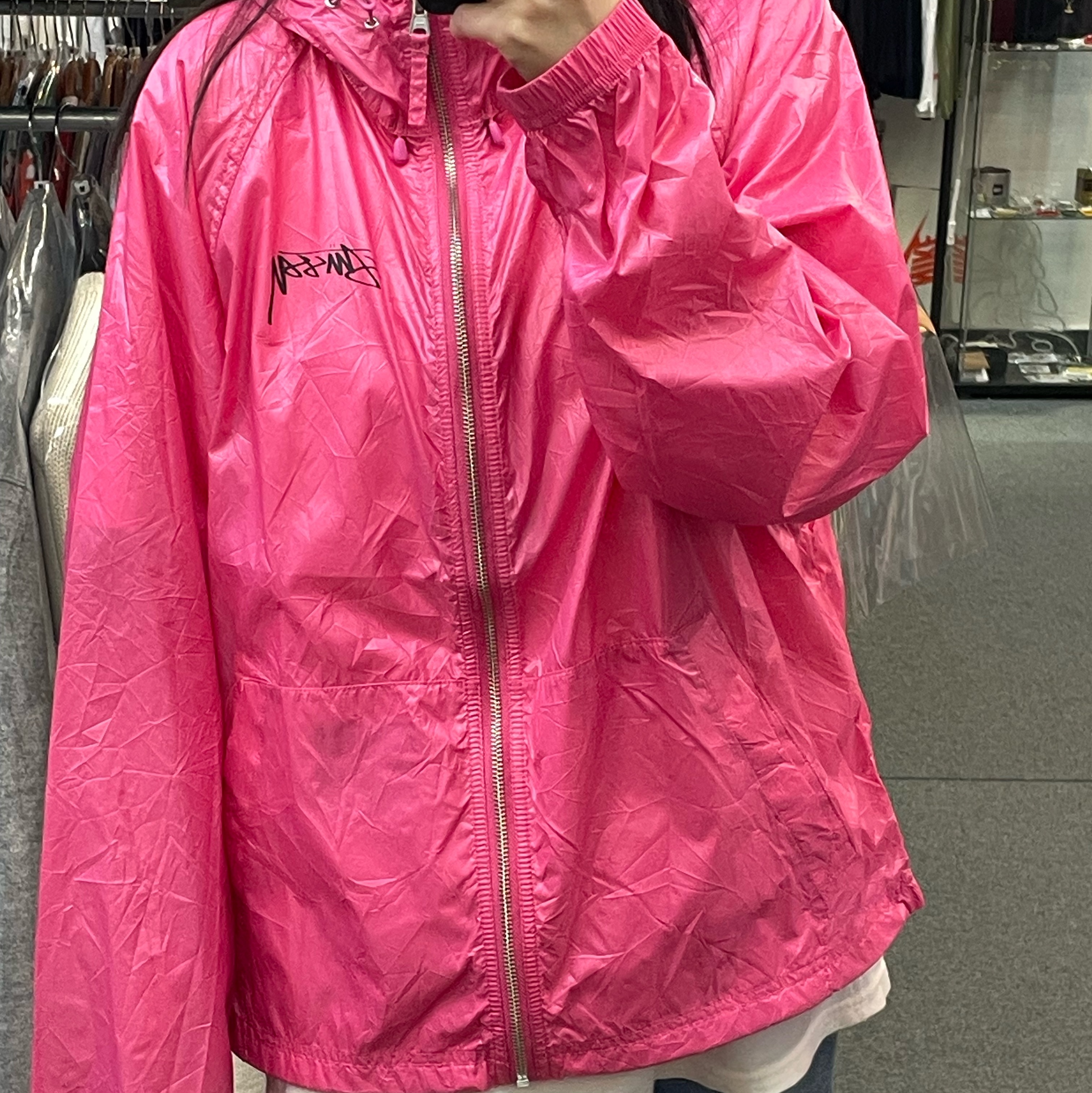 Stussy Beach Shell Wrinkled Nylon Jacket Magenta 착용 스타일 - 1