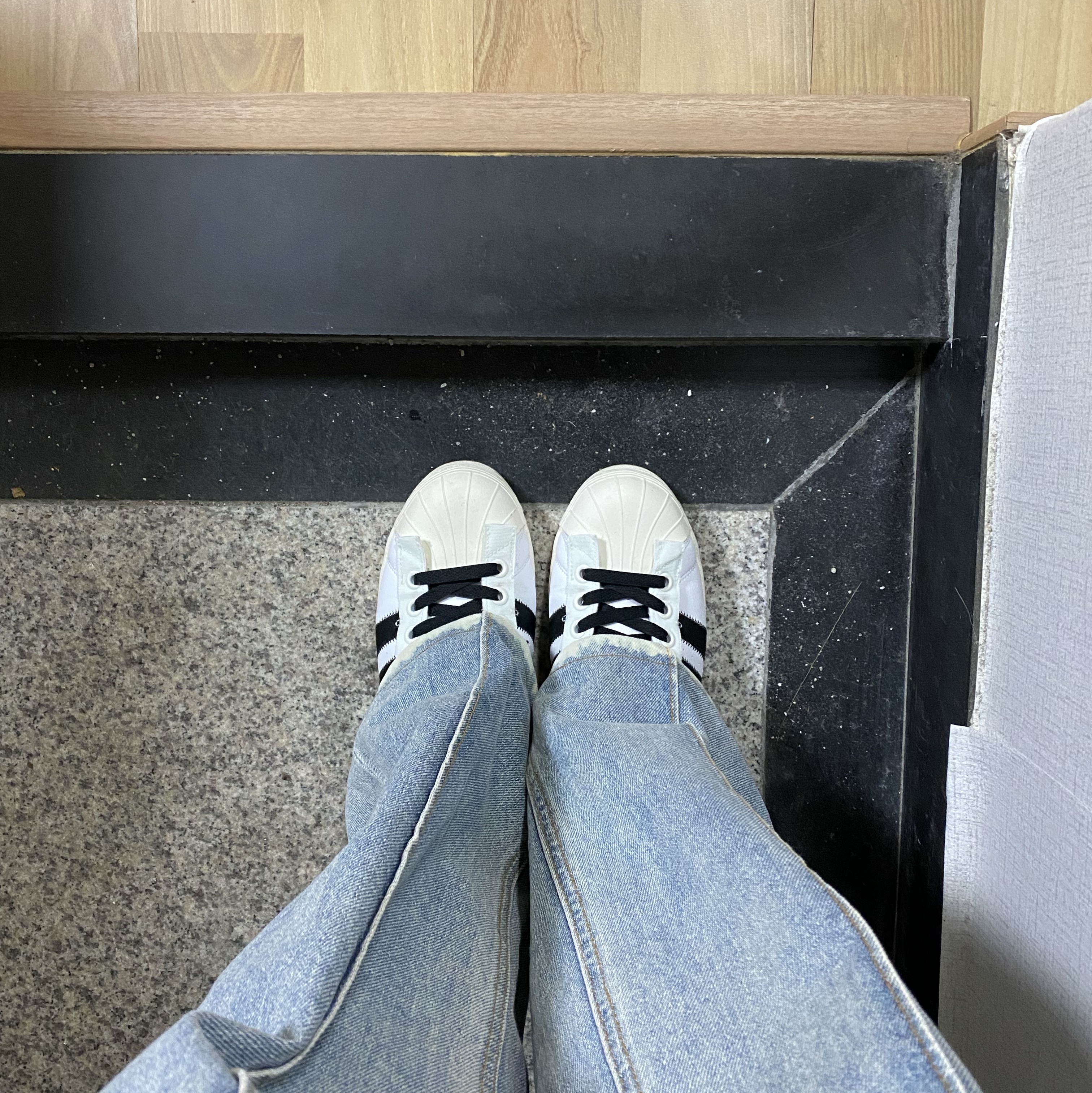 Adidas x Parley Superstar White 착용 스타일