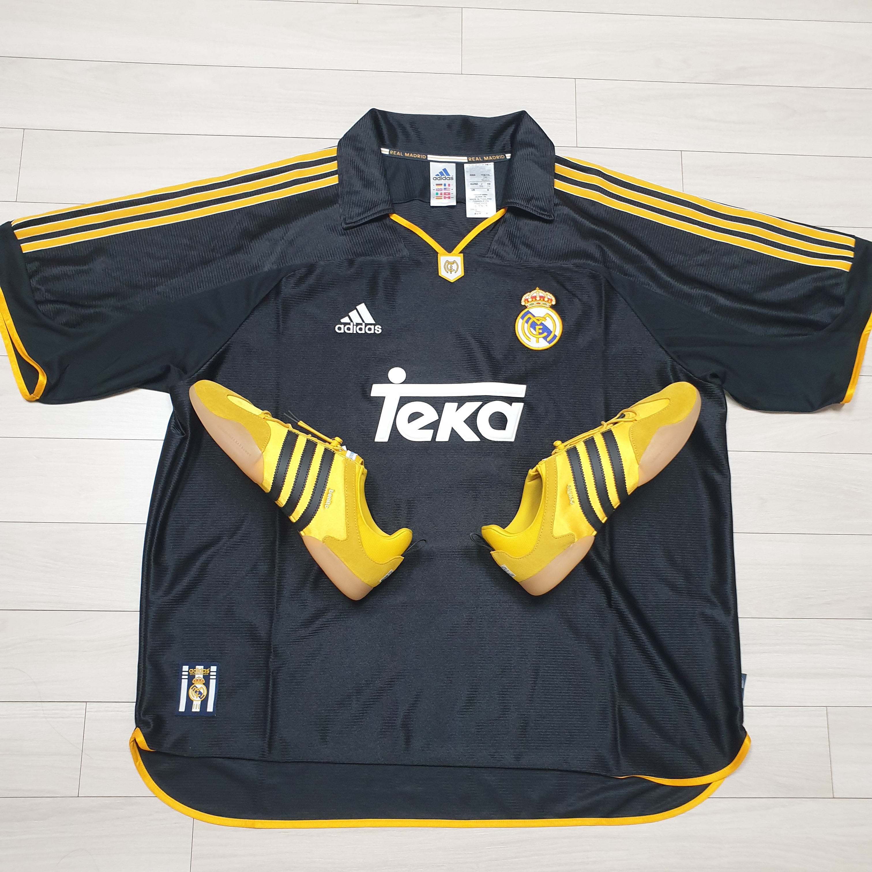 Adidas x Bad Bunny Ballerina Bold Gold Core Black, Adidas Real Madrid 99/00 Away Jersey Black - KR Sizing (Non Marking Ver.) 착용 스타일 - 1