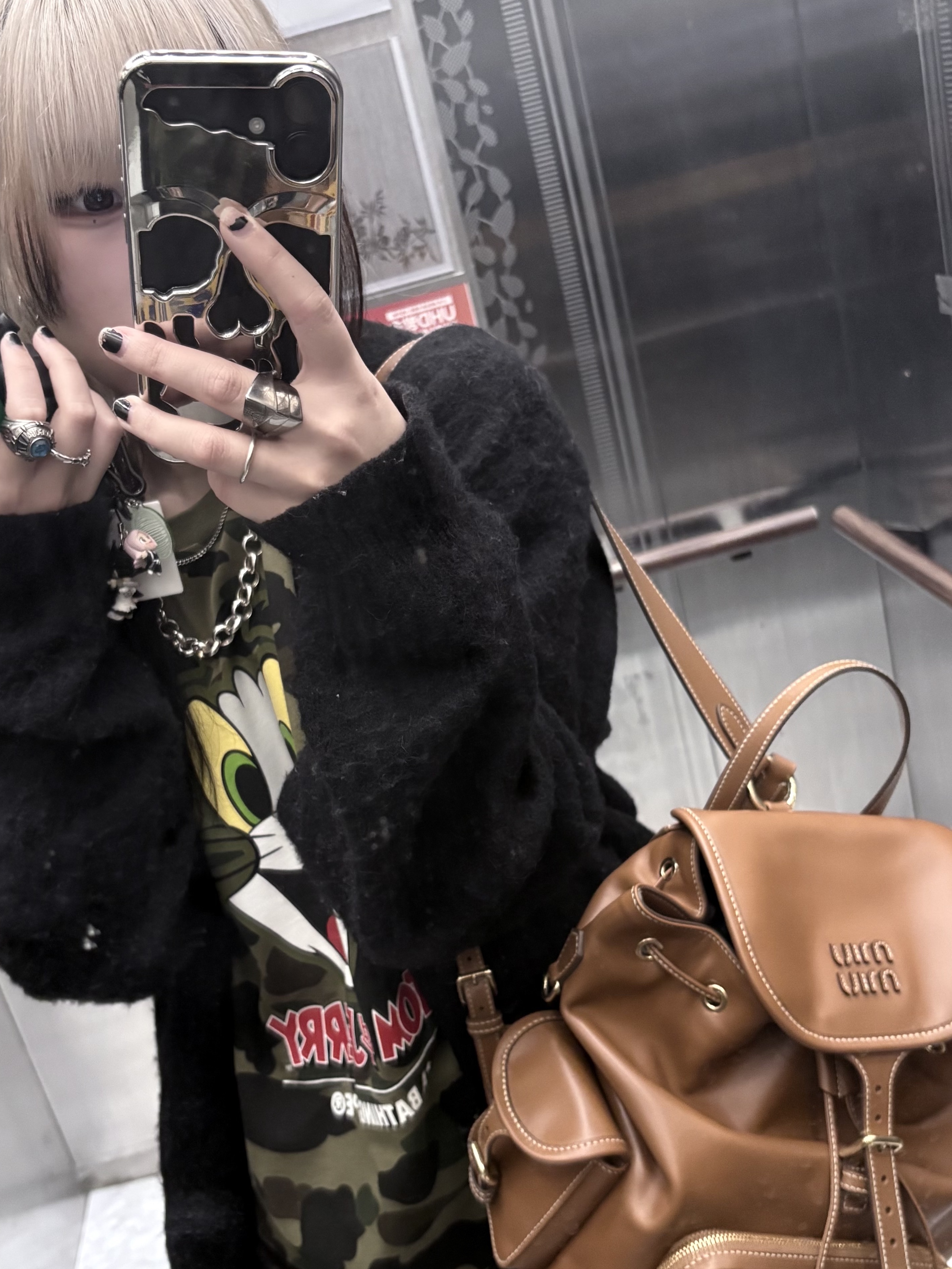 BAPE x Tom & Jerry 85th Anniversary 1st Camo T-Shirt Green, Miu Miu Leather Backpack Cognac 착용 스타일