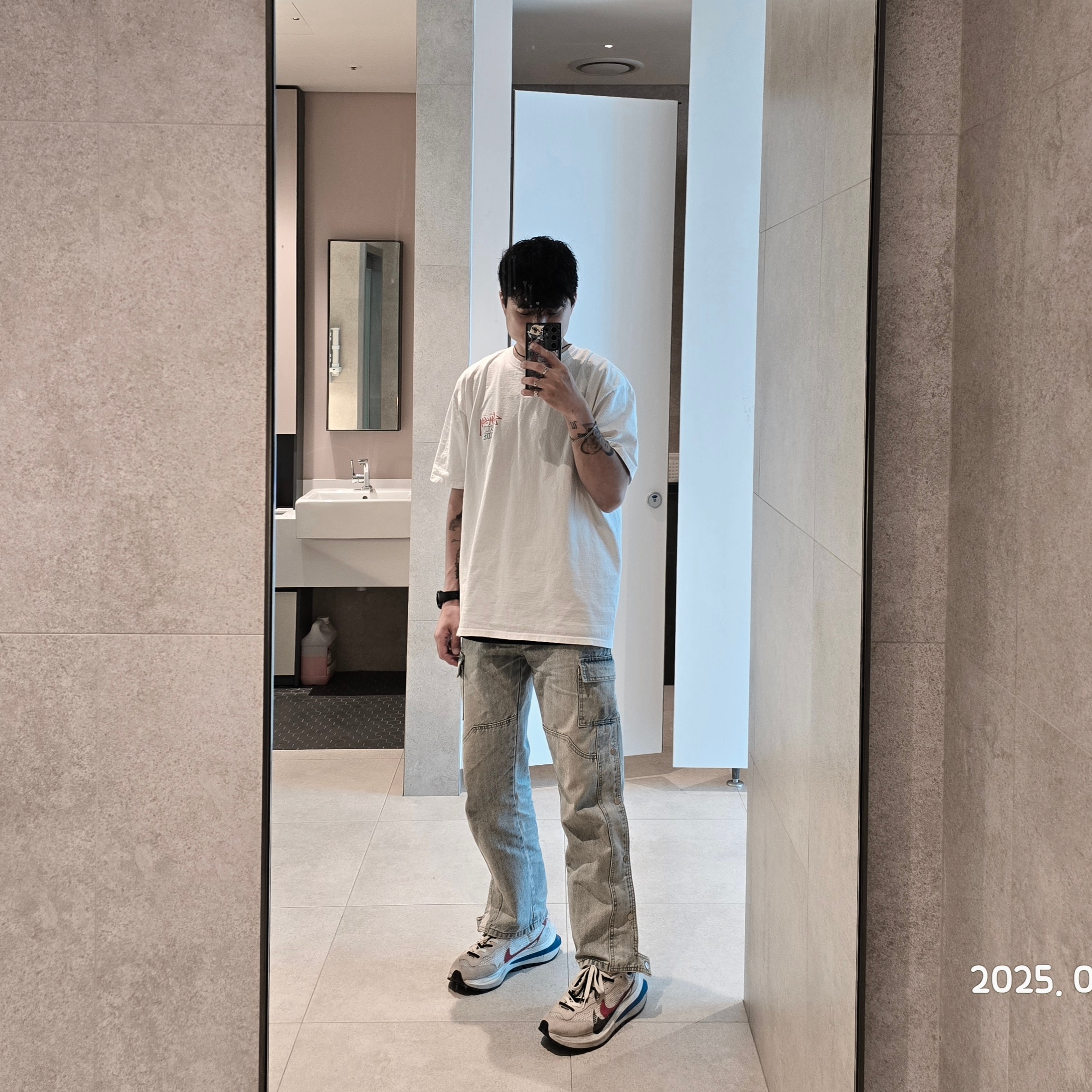 Stussy Built Tough T-Shirt White, Nike x Sacai VaporWaffle Royal Fuchsia 착용 스타일
