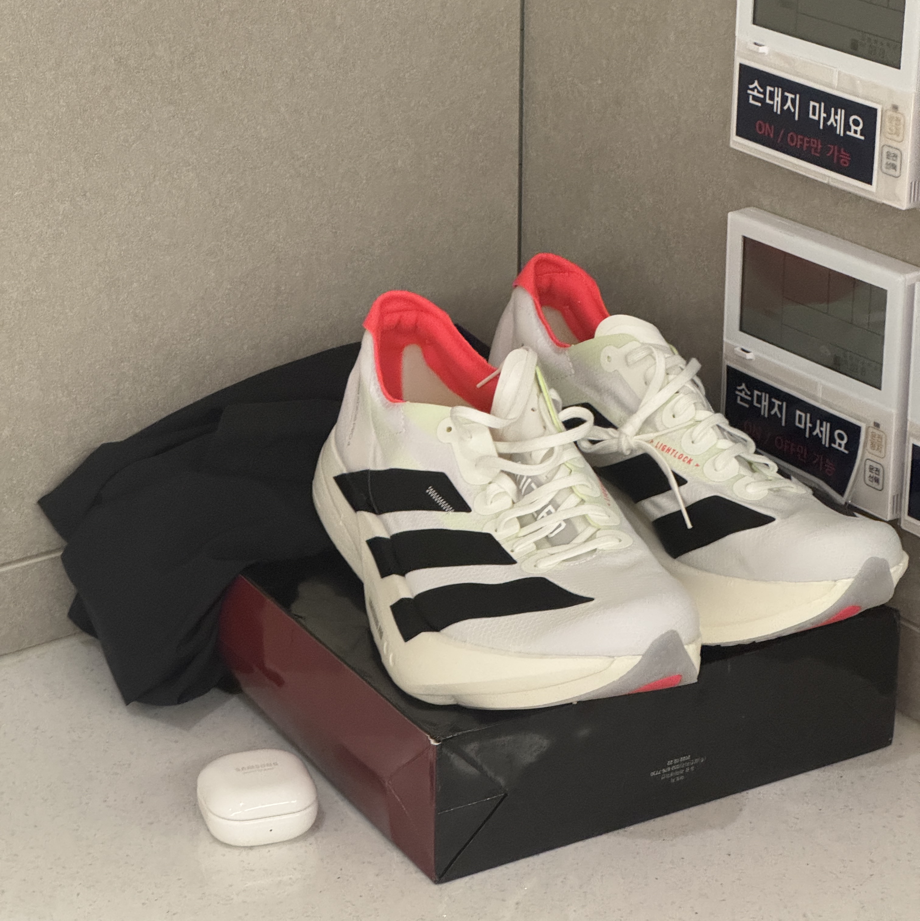 Adidas Adizero Adios Pro 4 Cloud White Core Black 착용 스타일