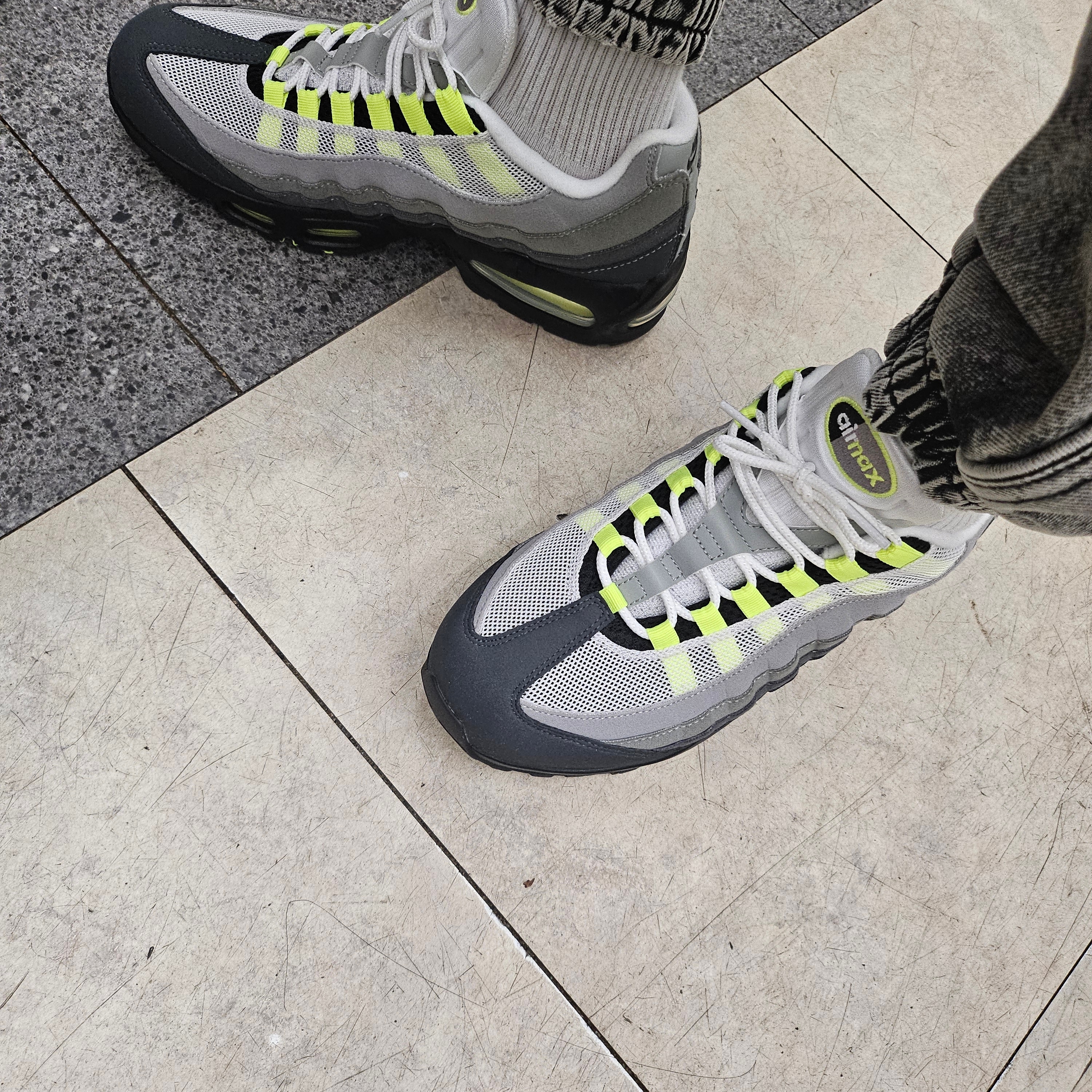 Nike Air Max 95 OG Neon 착용 스타일 - 2