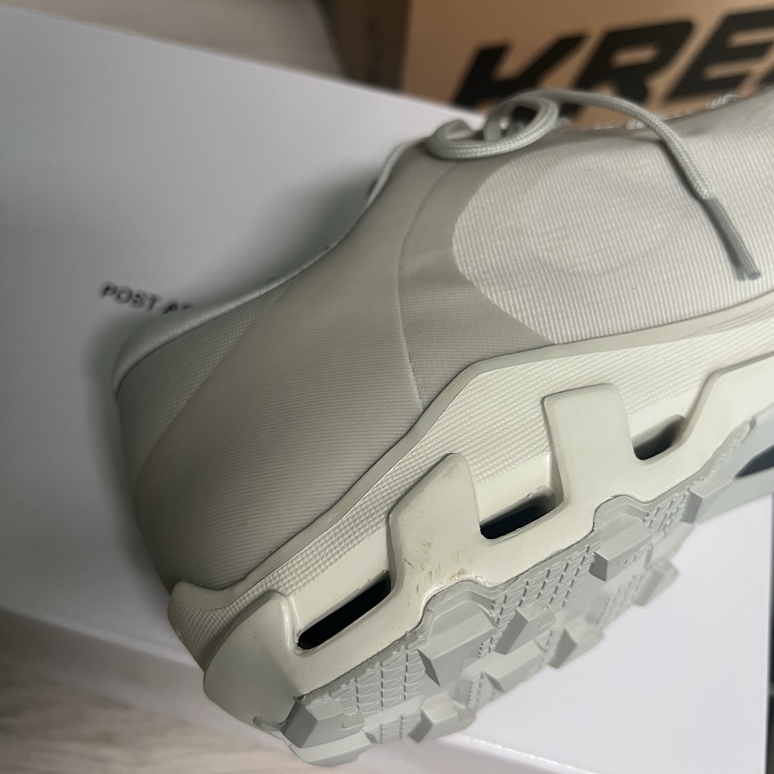 On Running x Post Archive Faction (Paf) Cloudventure Peak Ice Moon 착용 스타일