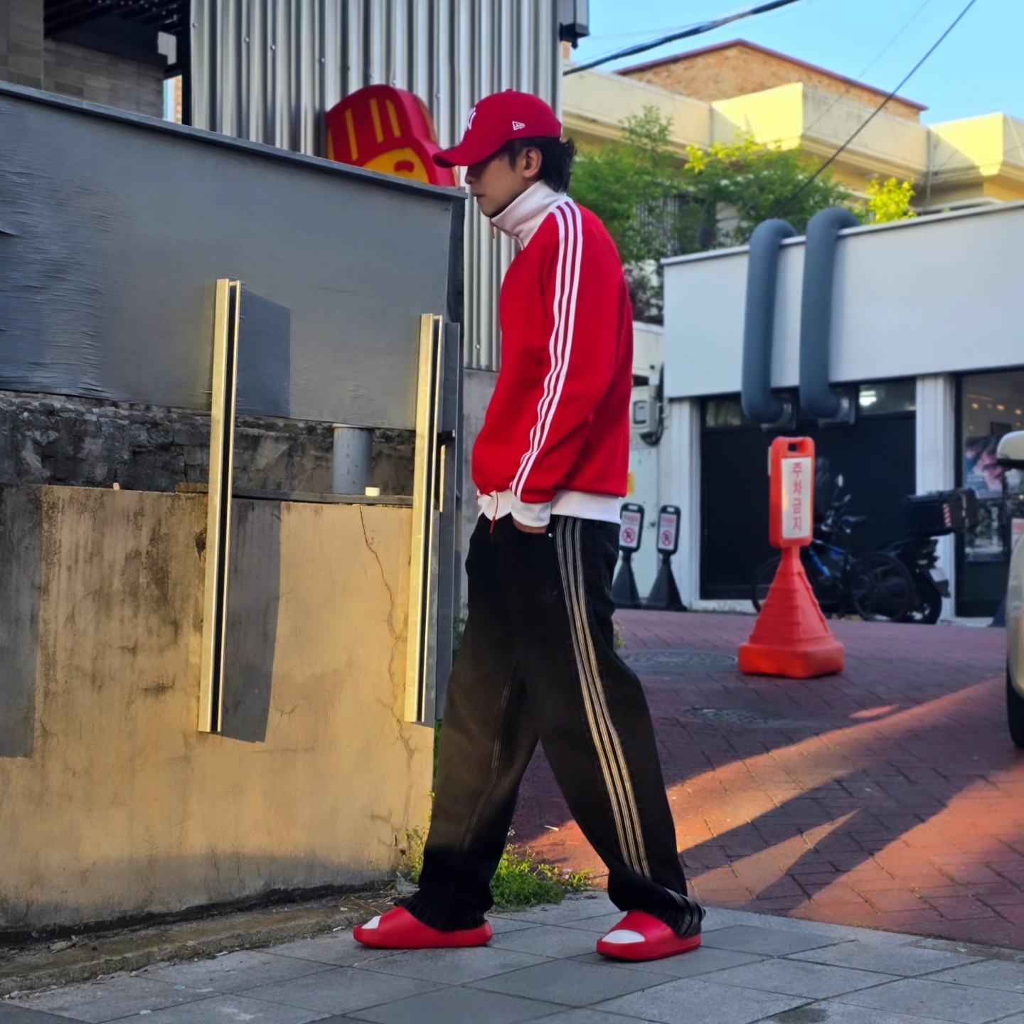 Adidas Adicolor Classic Beckenbauer Track Top Better Scarlet White - US Sizing, Adidas Adicolor Classic Beckenbauer Track Top Better Scarlet White - KR Sizing 착용 스타일 - 4