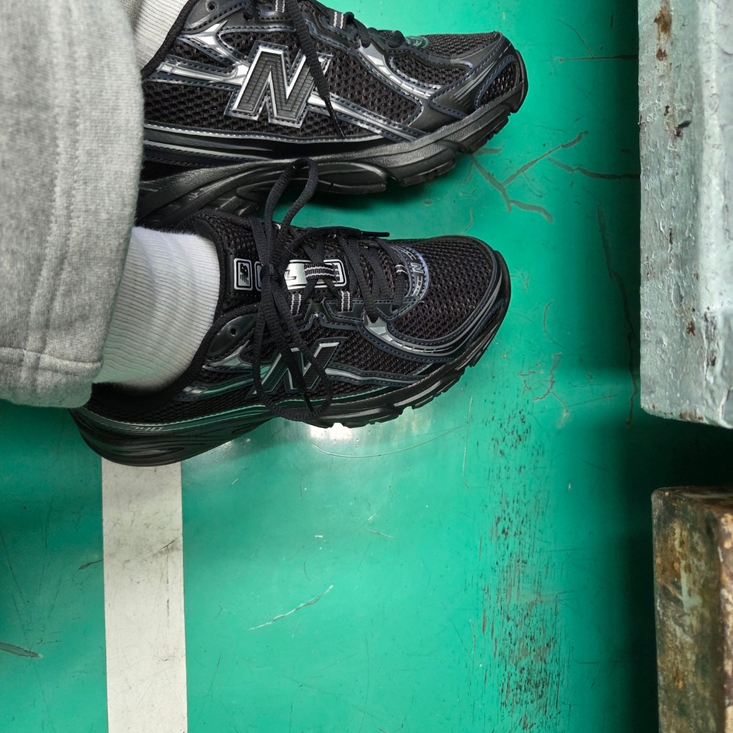 New Balance 740v2 Black Silver Metallic 착용 스타일