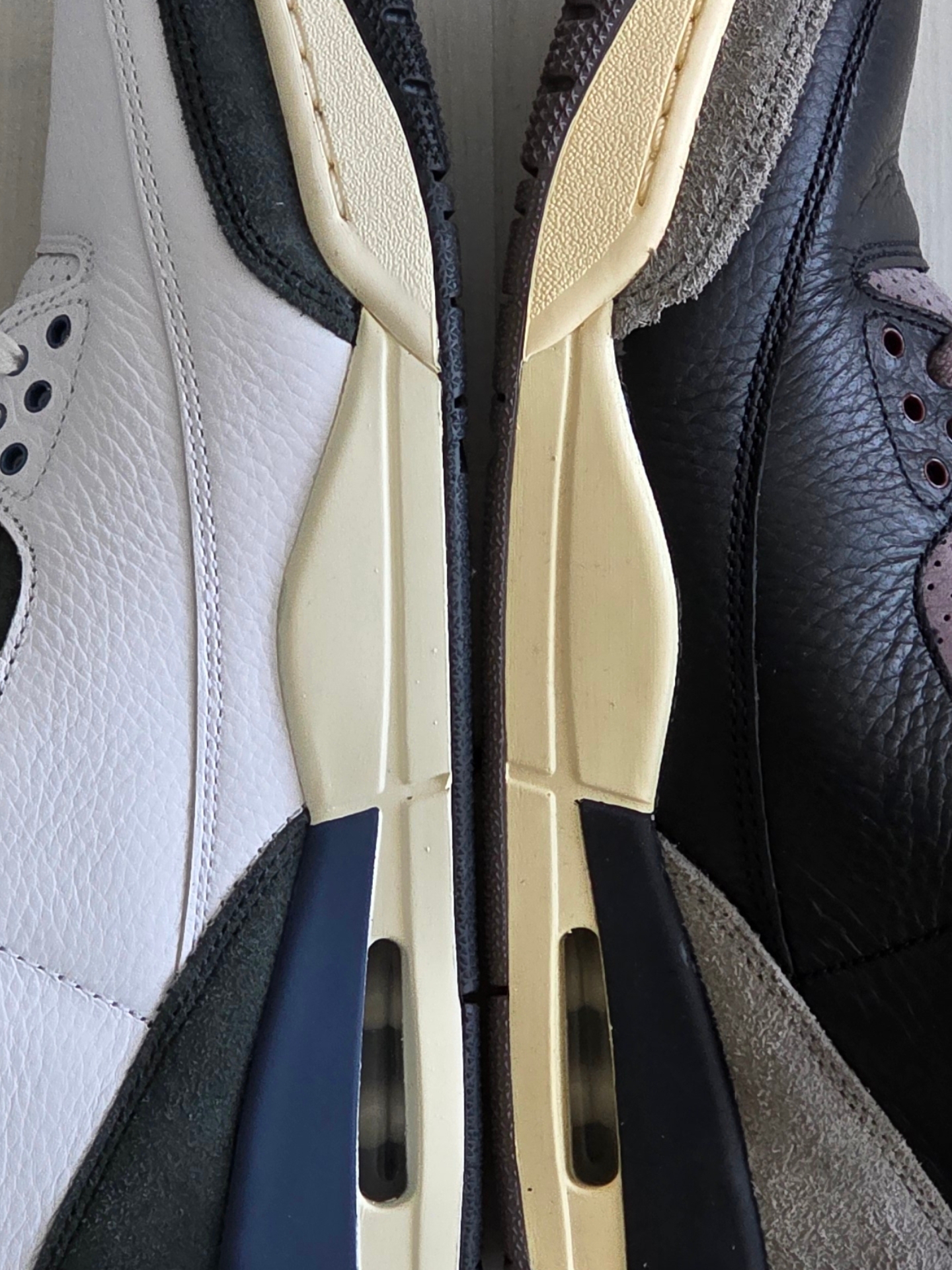 Jordan 3 x A Ma Maniere Retro OG SP For The Love, (W) Jordan 3 x A Ma Maniere Retro OG SP Black and Flat Pewter 착용 스타일 - 3