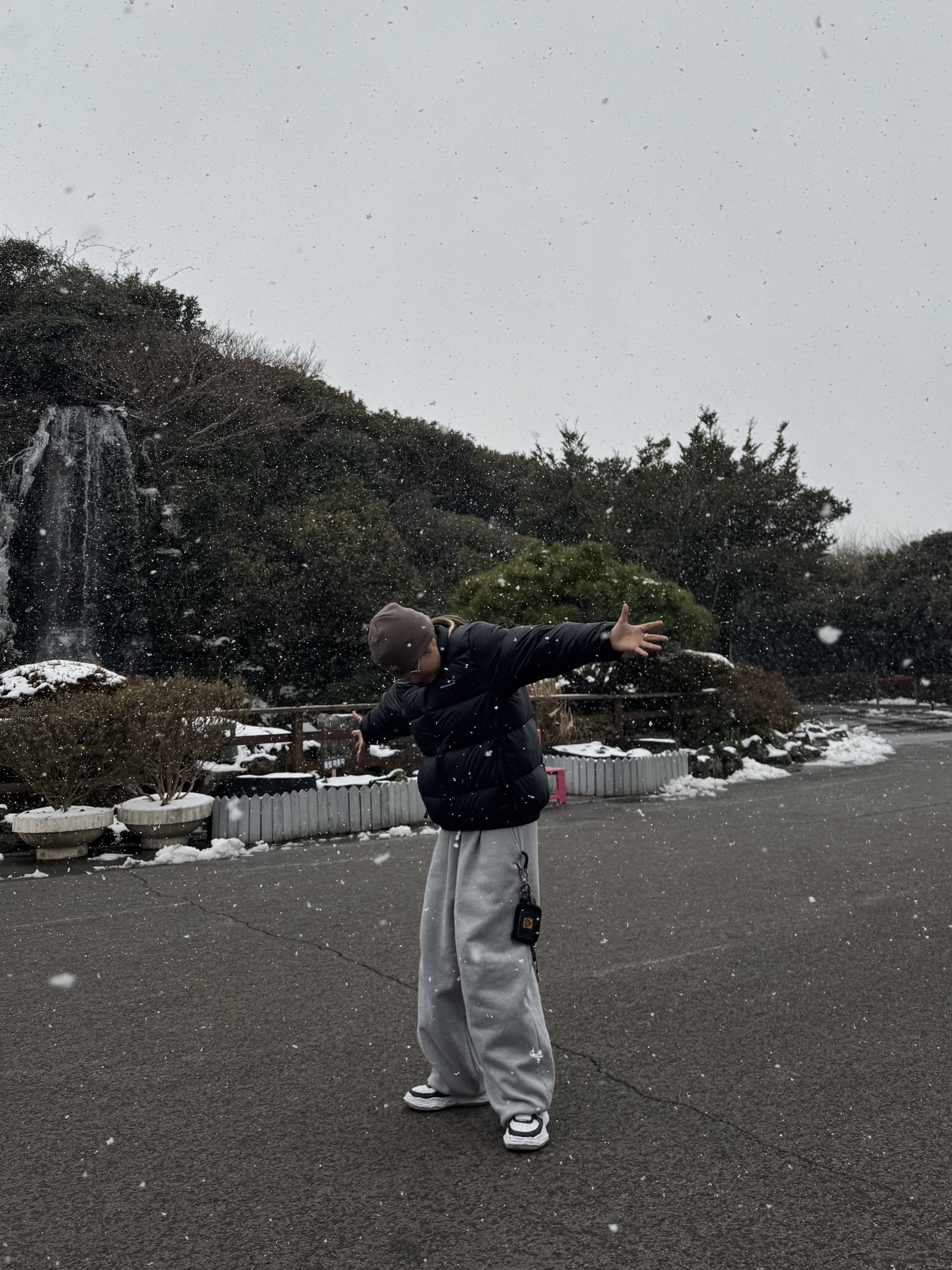 Maison Mihara Yasuhiro Wayne OG Sole Leather Low-top Sneakers Black White, Human Made Military Card Case Black 착용 스타일