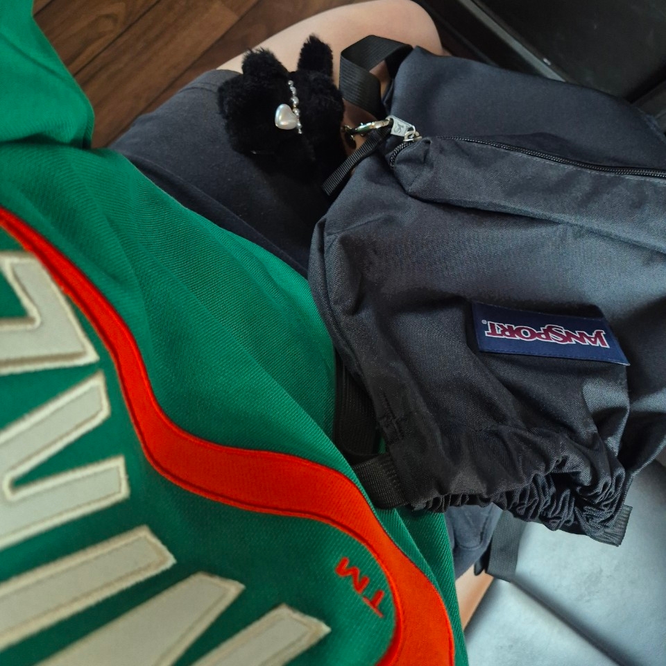 Jansport Draw Sack Black 착용 스타일