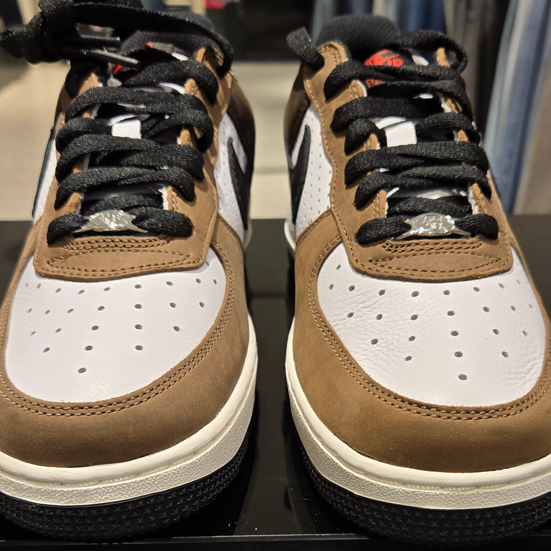 Nike Air Force 1 Low Retro White and Baroque Brown 착용 스타일 - 3