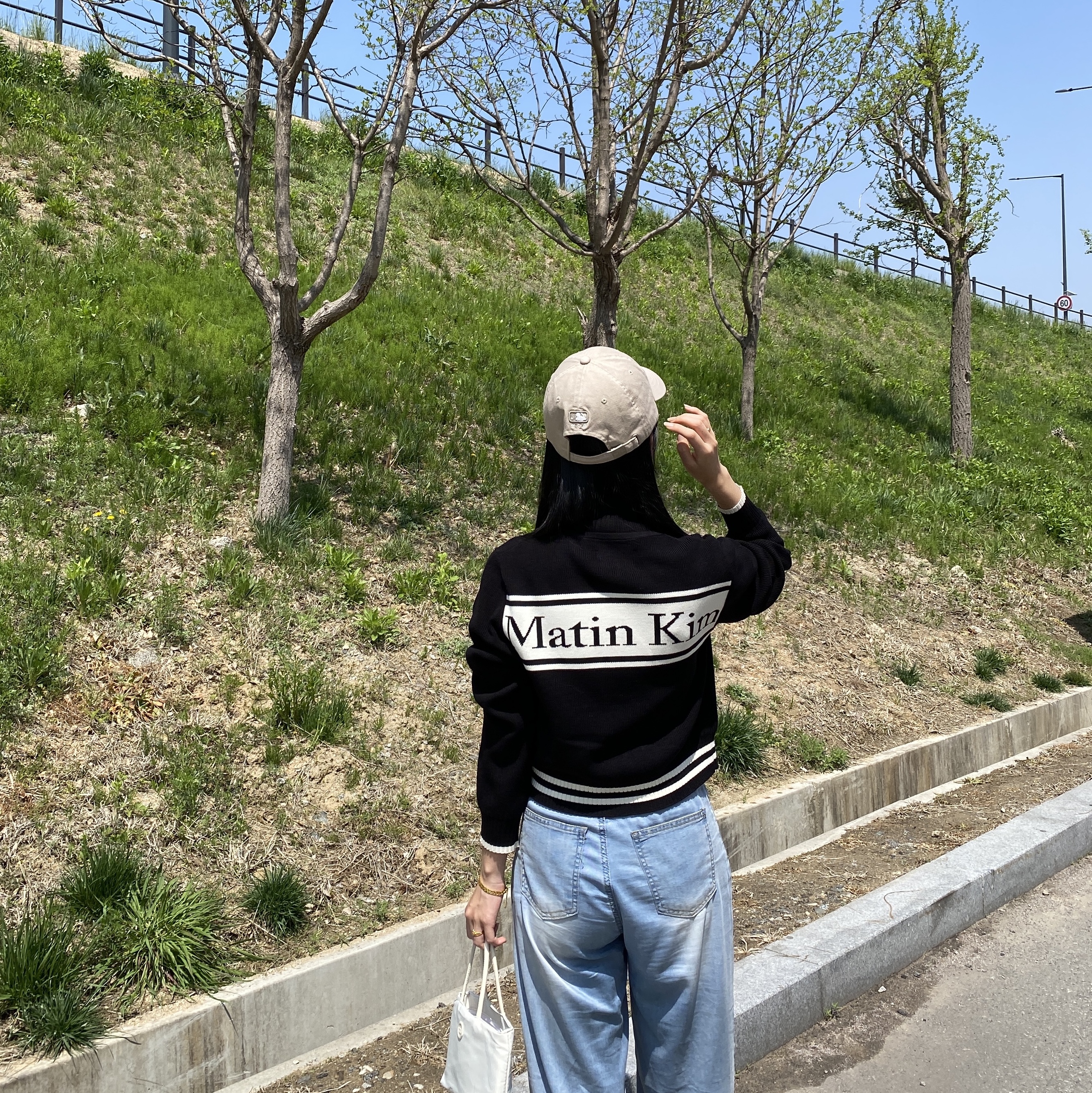 Matin Kim Spell Point Stripe Knit Cardigan Black, Golden Goose Superstar Grey Code Sneakers 착용 스타일 - 1