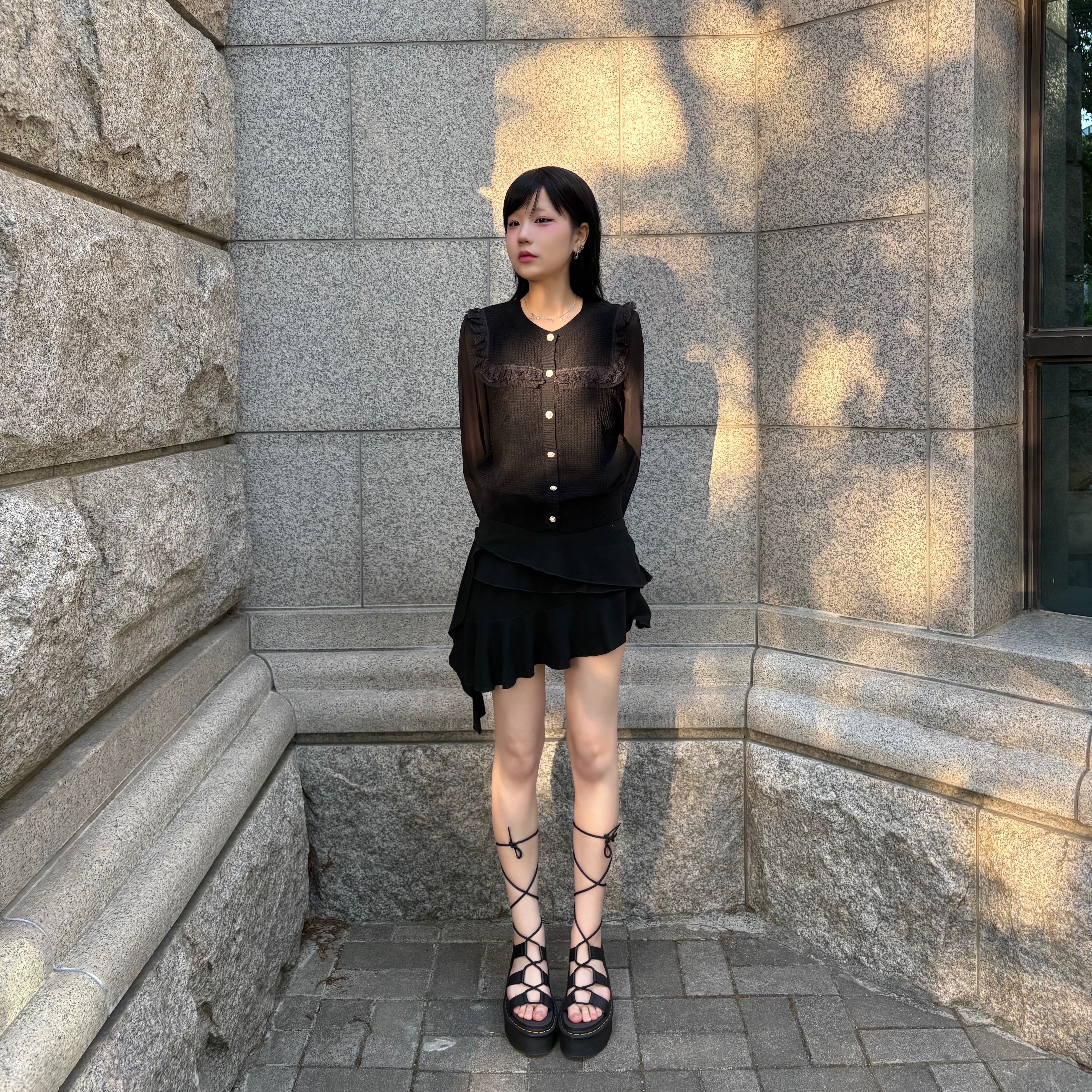 Dr. Martens Women Nartilla Athena Leather Gladiator Platform Sandals Black 착용 스타일 - 2