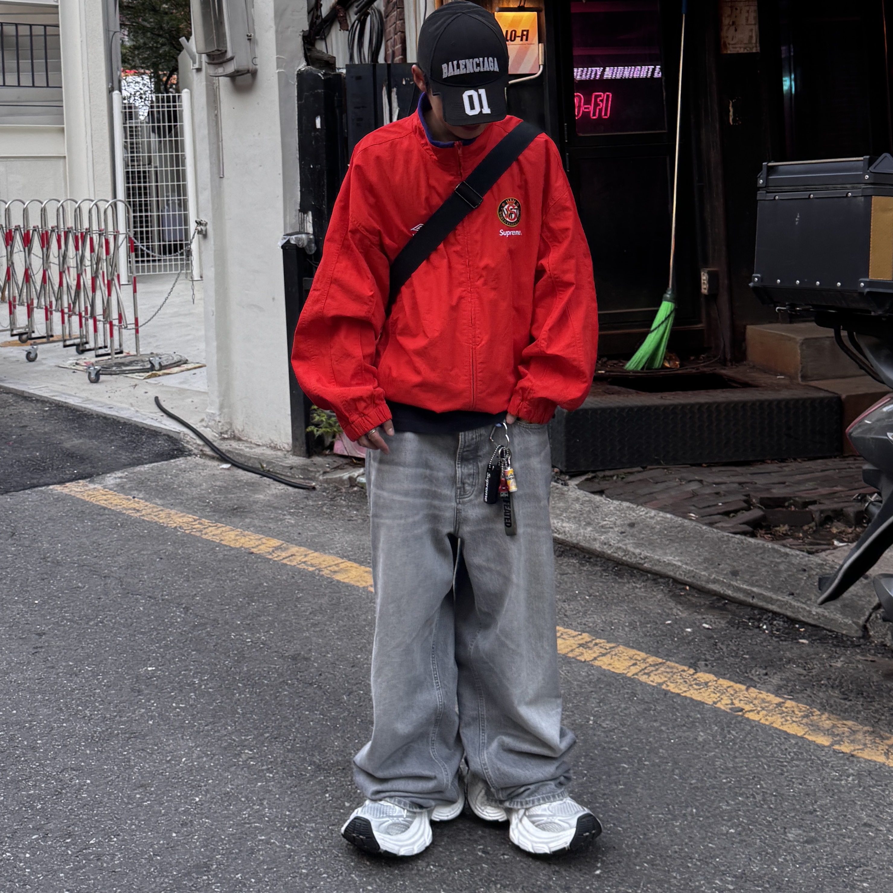 Balenciaga Basketball Series Cap Black, Supreme x Umbro Cotton Ripstop Track Jacket Red - 23FW 착용 스타일 - 1
