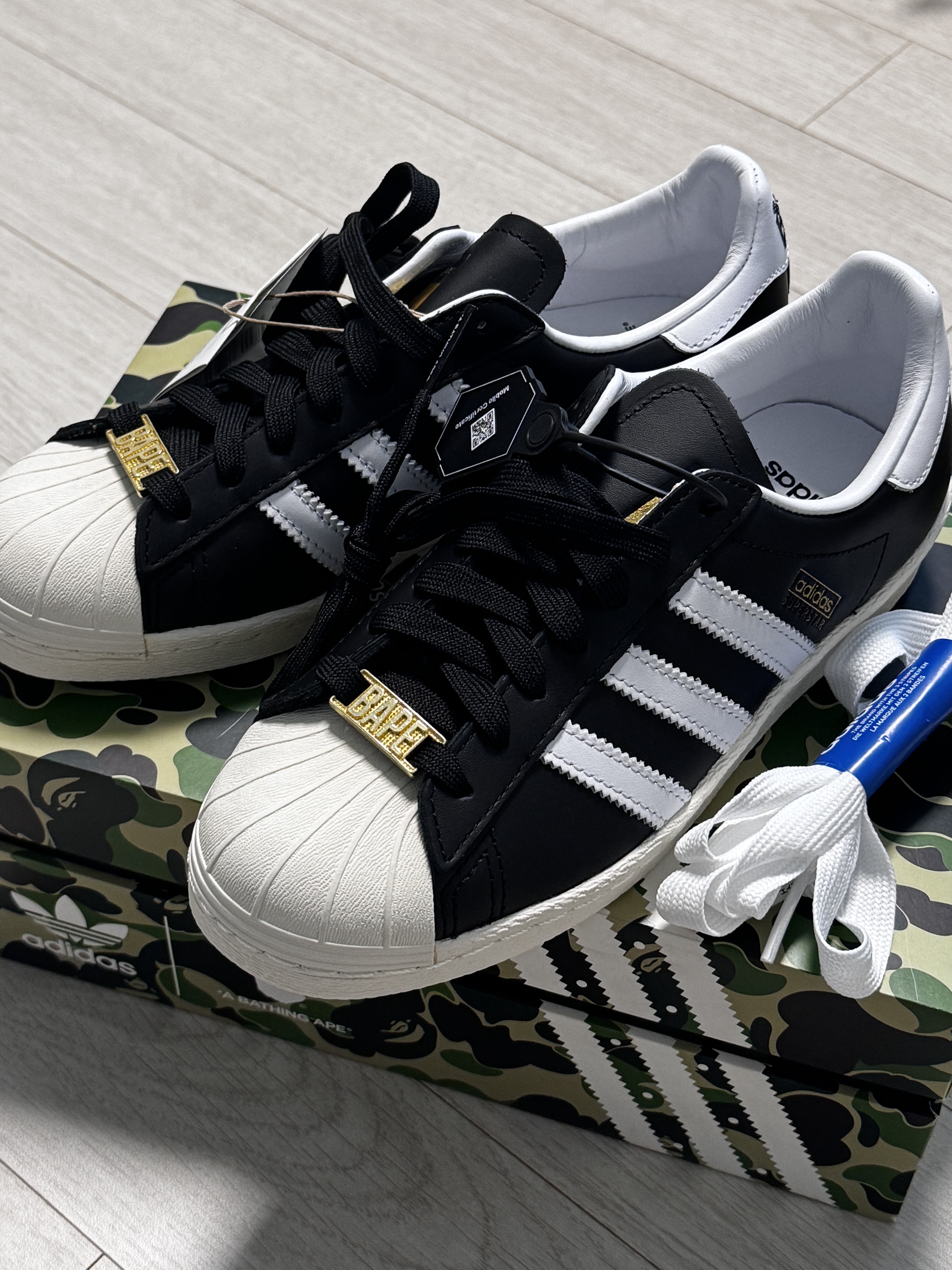 Adidas x BAPE Superstar 80s Core Black Off White 착용 스타일 - 2