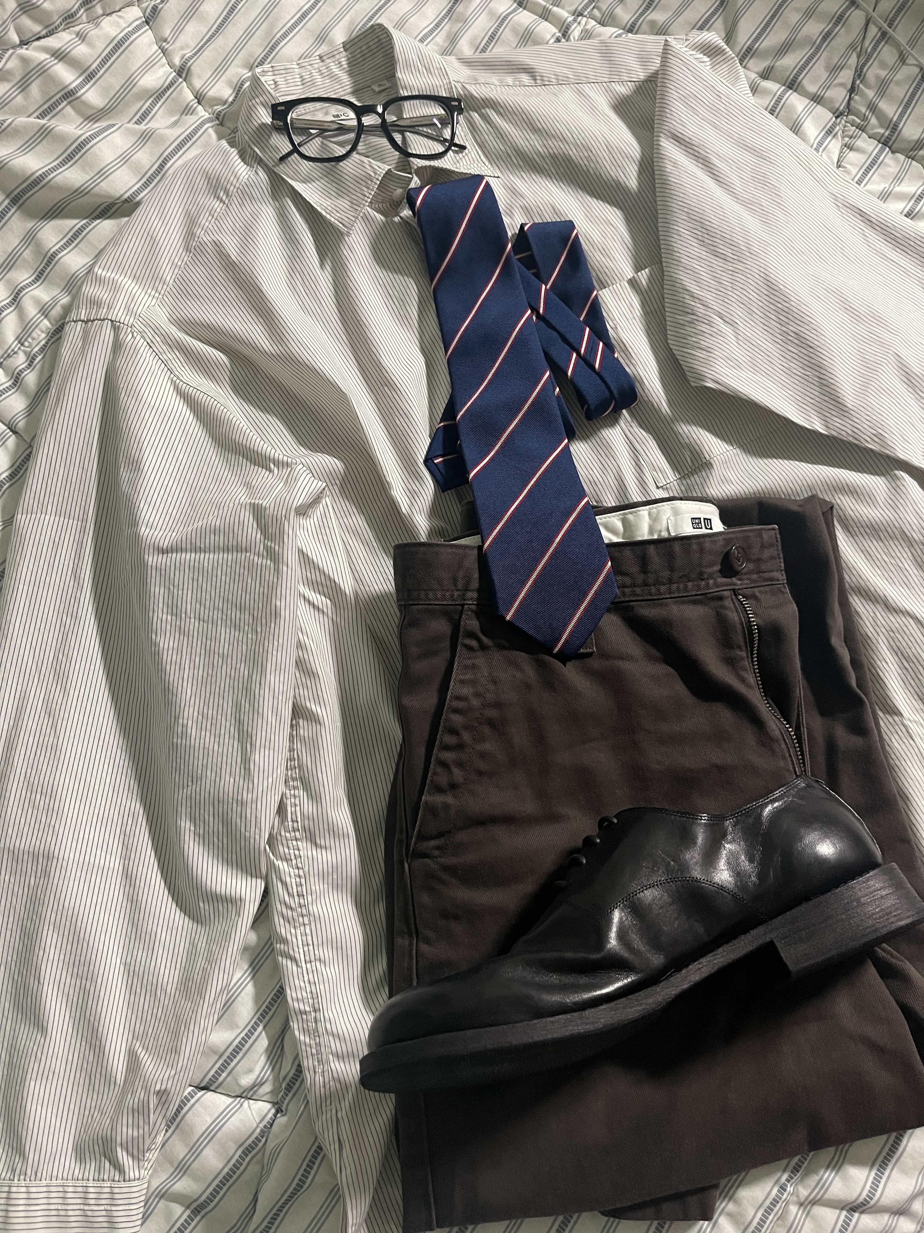 Gentle Monster Kubo 01 Black, Uniqlo x JW Anderson Silk Tie Navy 착용 스타일 - 1