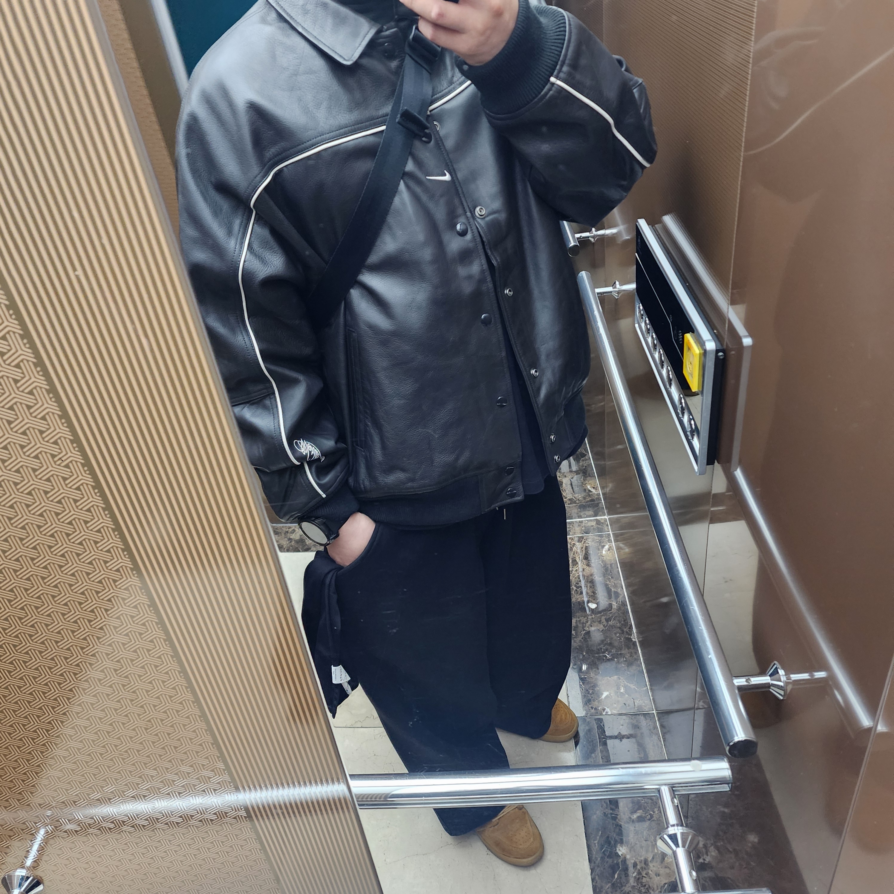 Supreme x Nike Leather Varsity Jacket Black - 25SS, Jordan 1 Retro High Wheat 착용 스타일 - 3