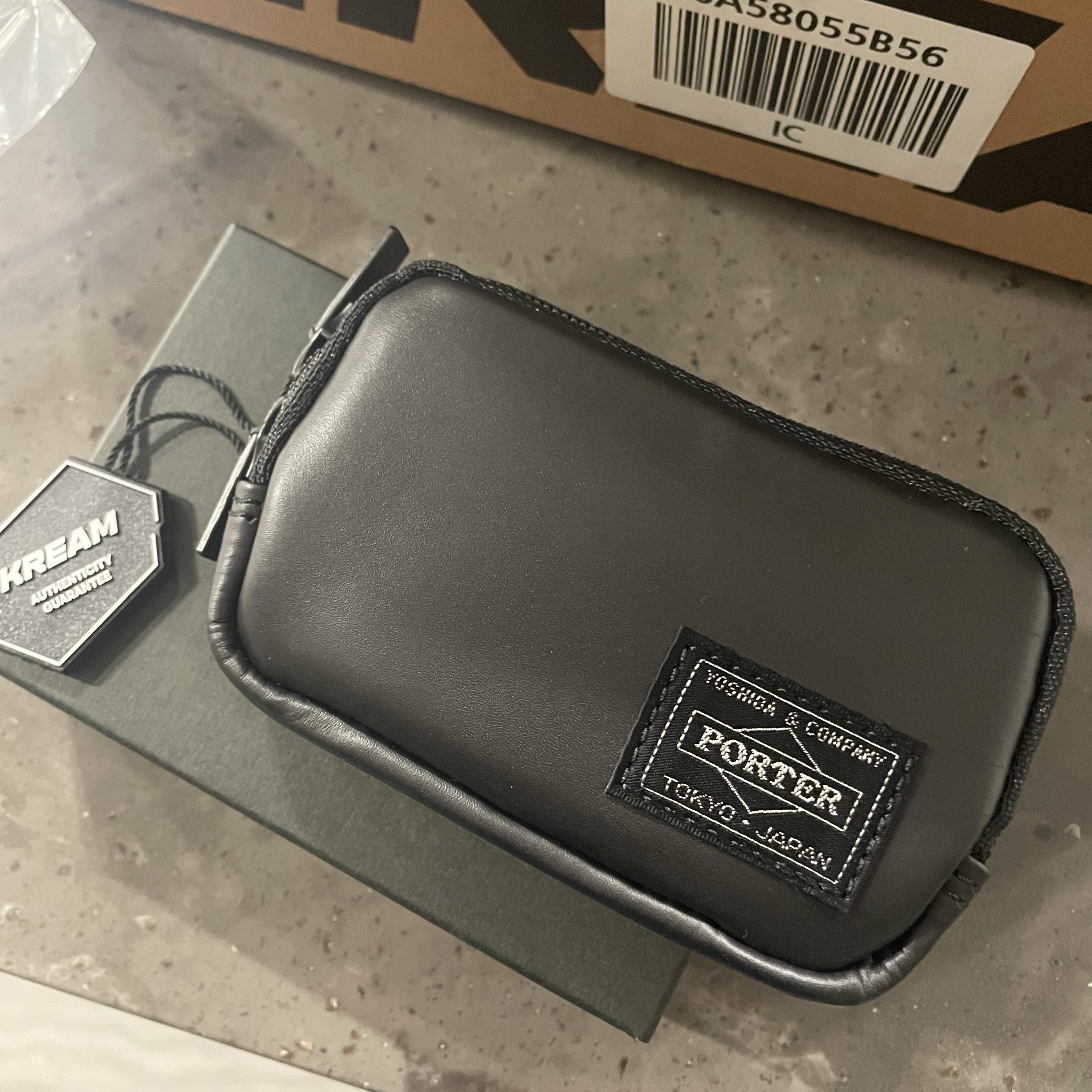 Porter Aloof Coin Case Black 착용 스타일