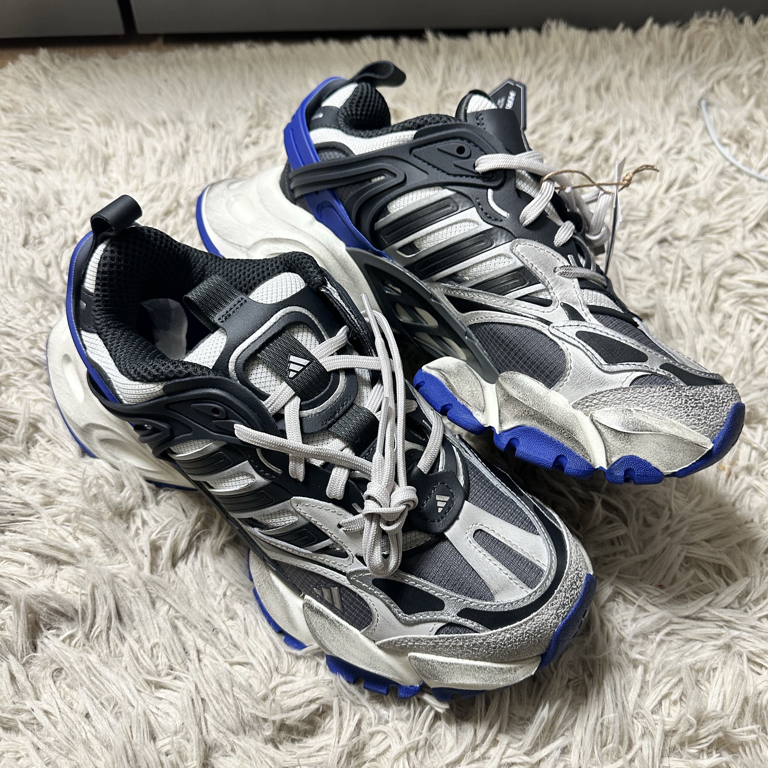 Adidas Vento XLG Deluxe Sneakers Grey, Adidas Adicolor Denim Firebird Pants True Black Denim - KR Sizing 착용 스타일 - 1