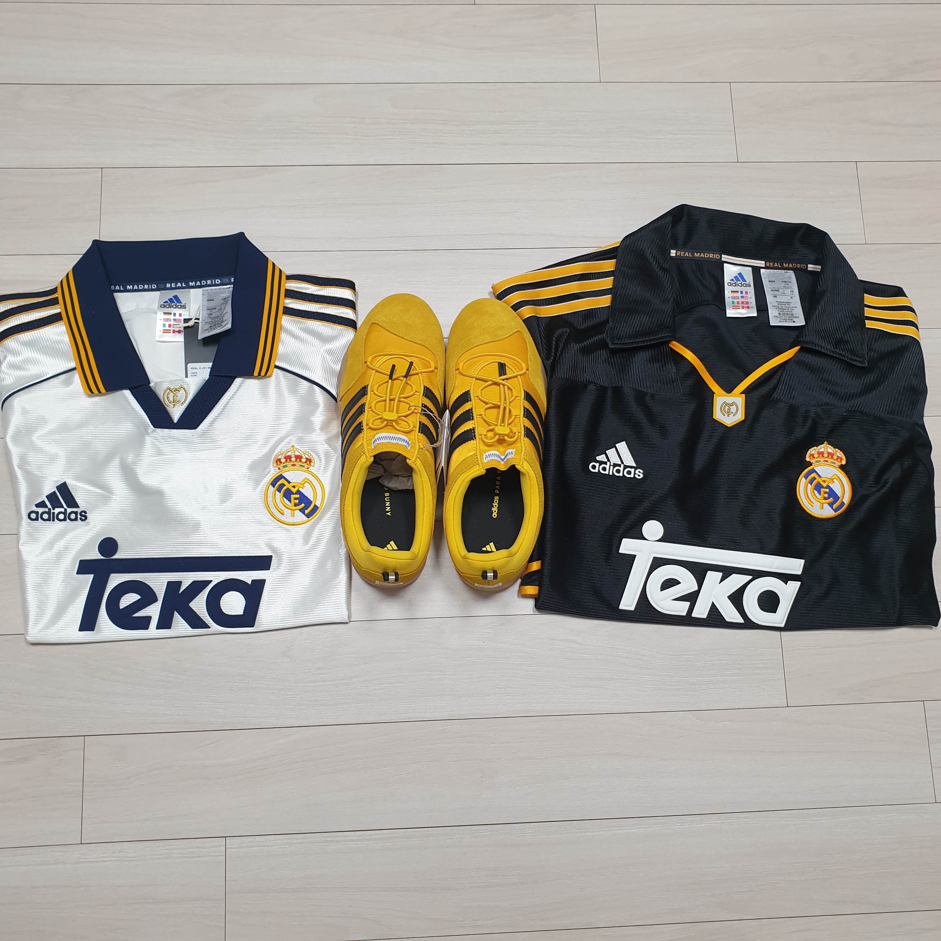 Adidas x Bad Bunny Ballerina Bold Gold Core Black, Adidas Real Madrid 99/00 Away Jersey Black - KR Sizing (Non Marking Ver.) 착용 스타일 - 3