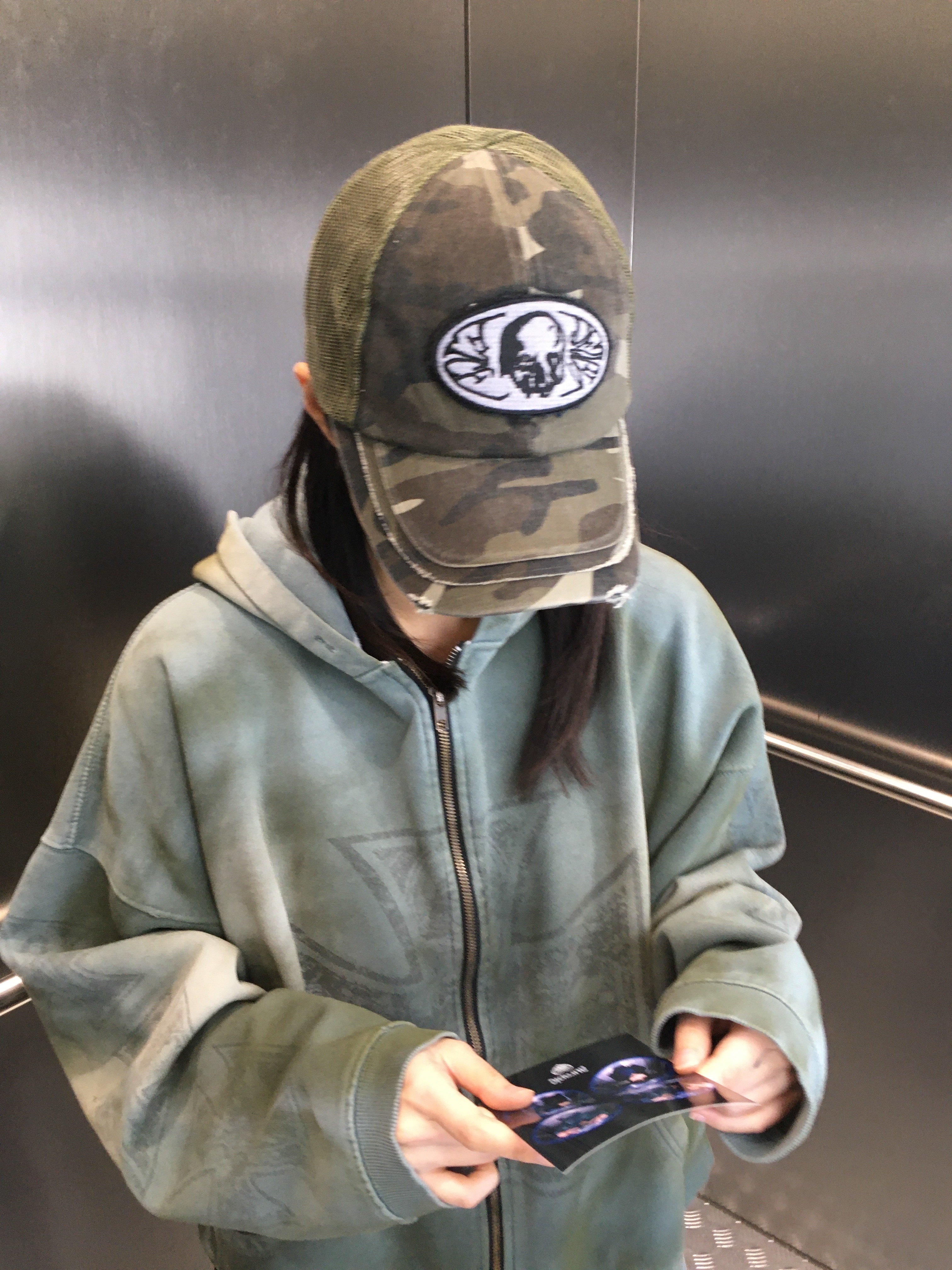 ETCE Skull Patch Trucker Cap Khaki 착용 스타일 - 3