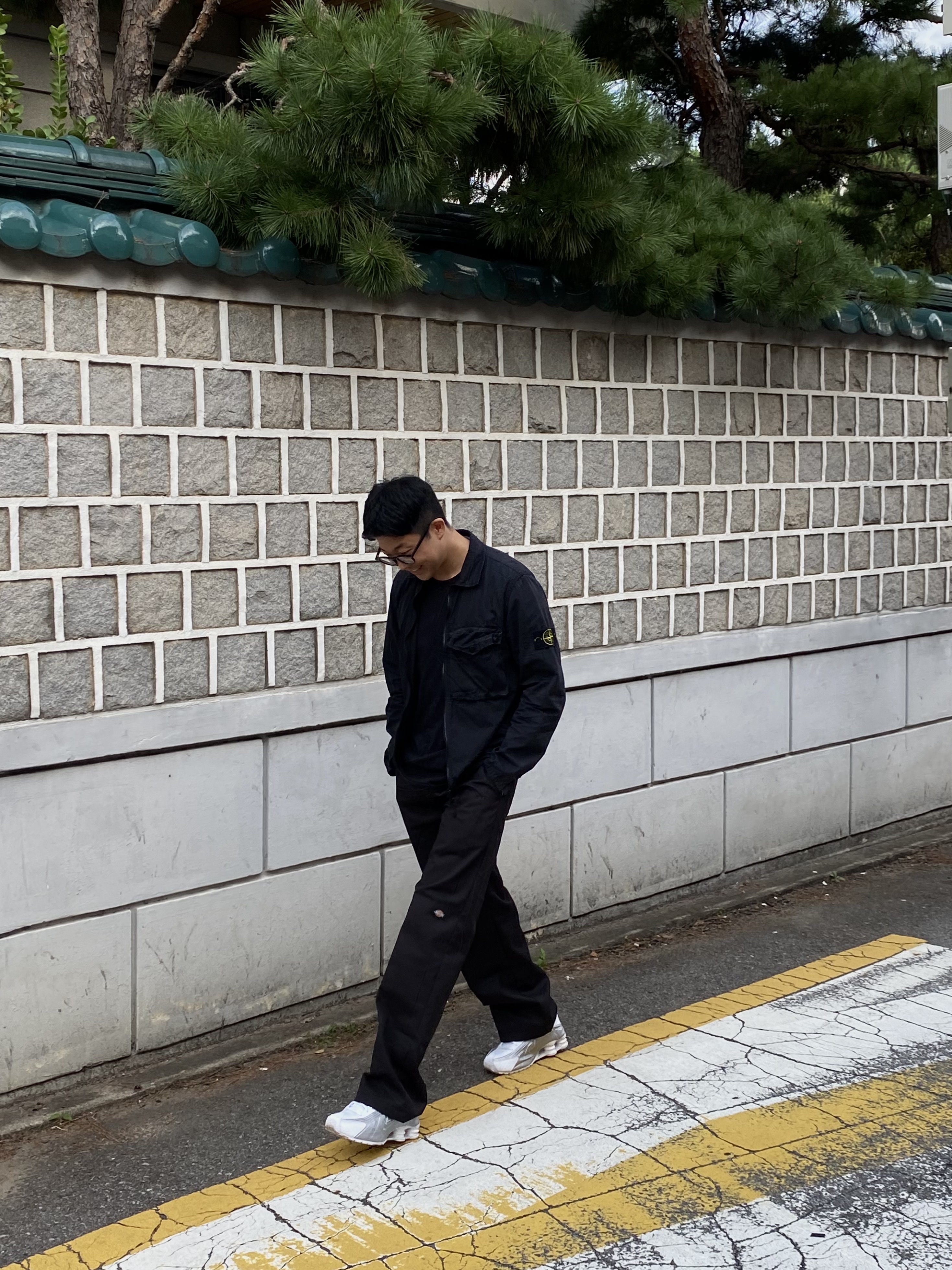 (W) Nike Shox R4 White Metallic Silver, Stone Island 117WN T.CO+OLD Overshirt Black - 21SS 착용 스타일 - 4