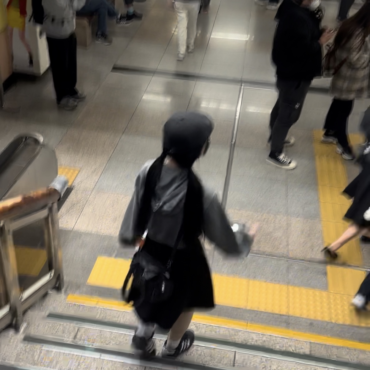 (W) Mischief Side Button Up Crop Hoodie Washed Charcoal, (J) Adidas Superstar Black White 착용 스타일 - 1
