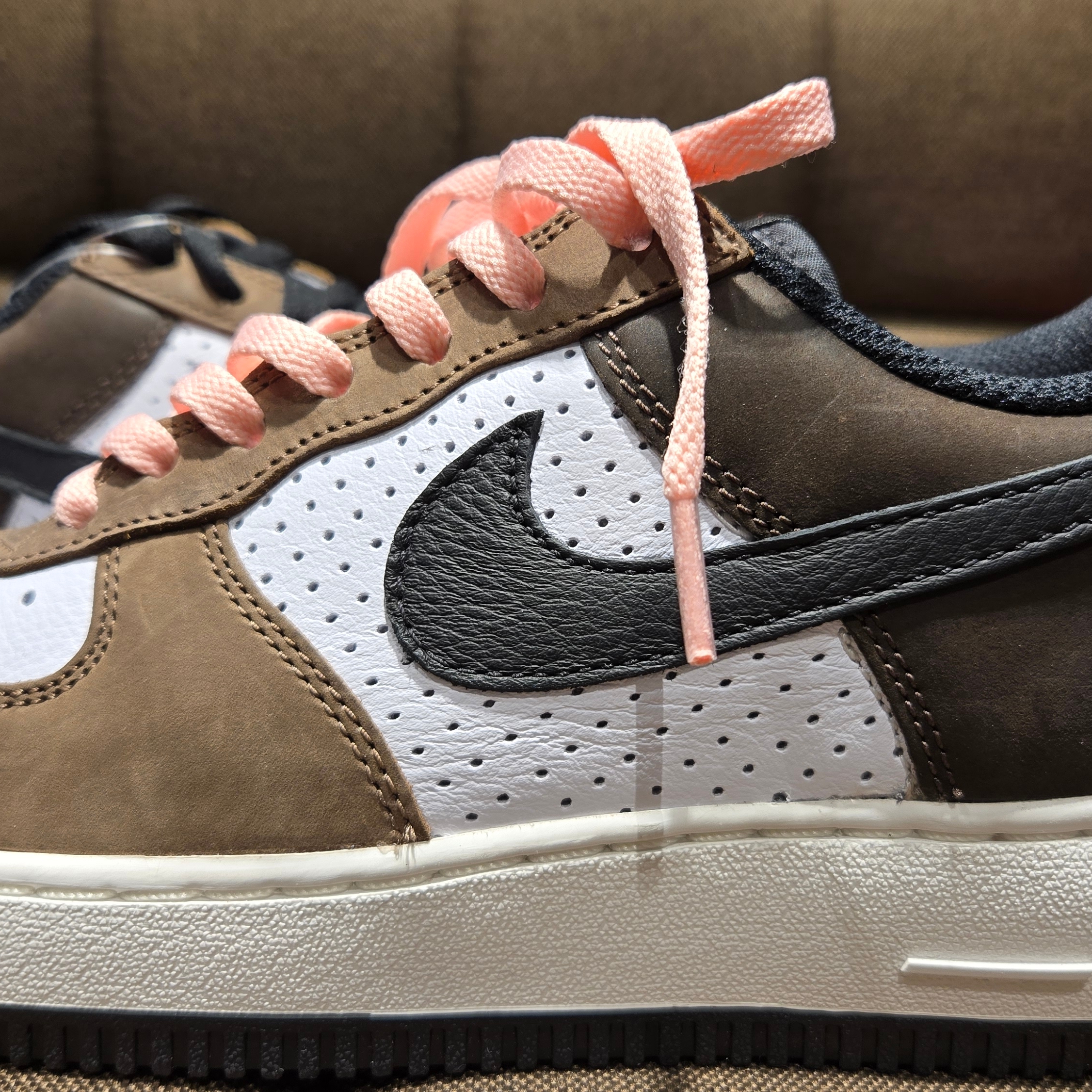 Nike Air Force 1 Low Retro White and Baroque Brown 착용 스타일 - 4