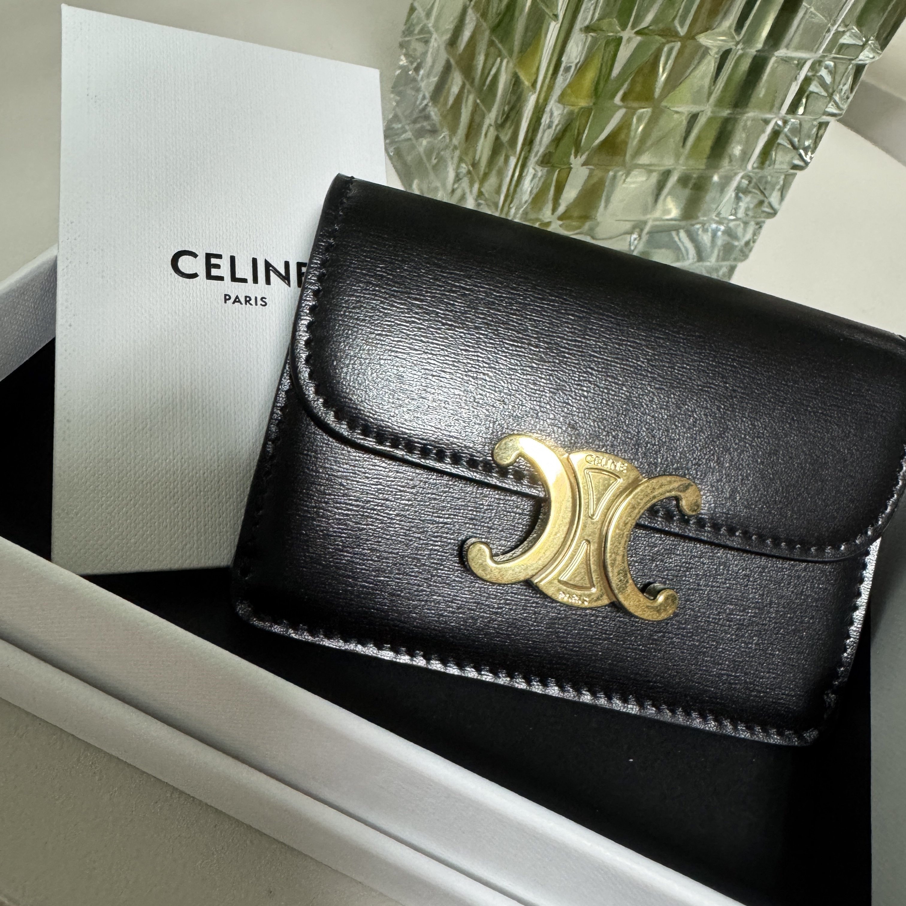 Celine Card Holder with Flap in Shiny Calfskin Black 착용 스타일