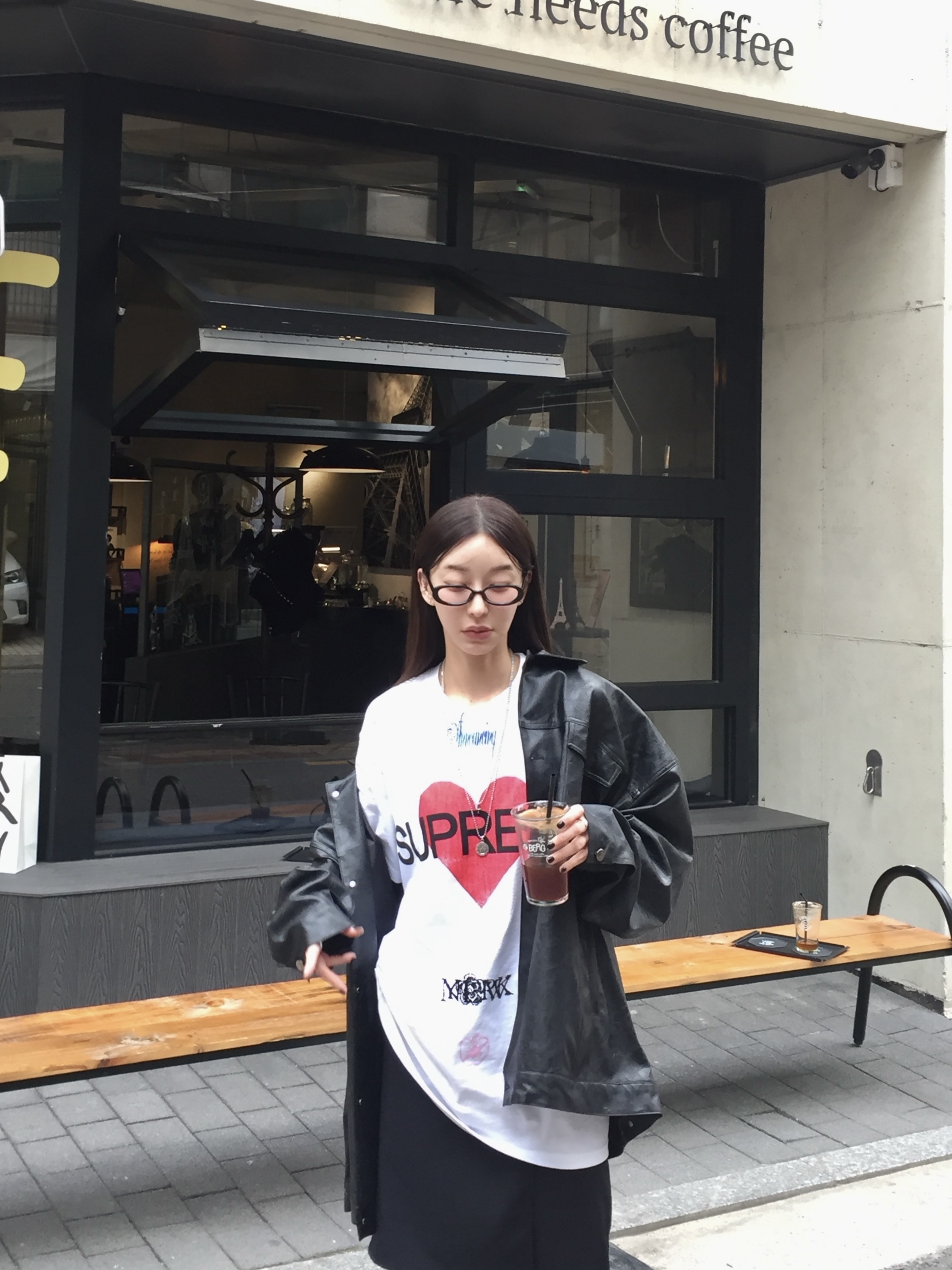 Supreme Announcing T-Shirt White - 25SS, Nike x Martine Rose Shox MR4 Black 착용 스타일 - 3