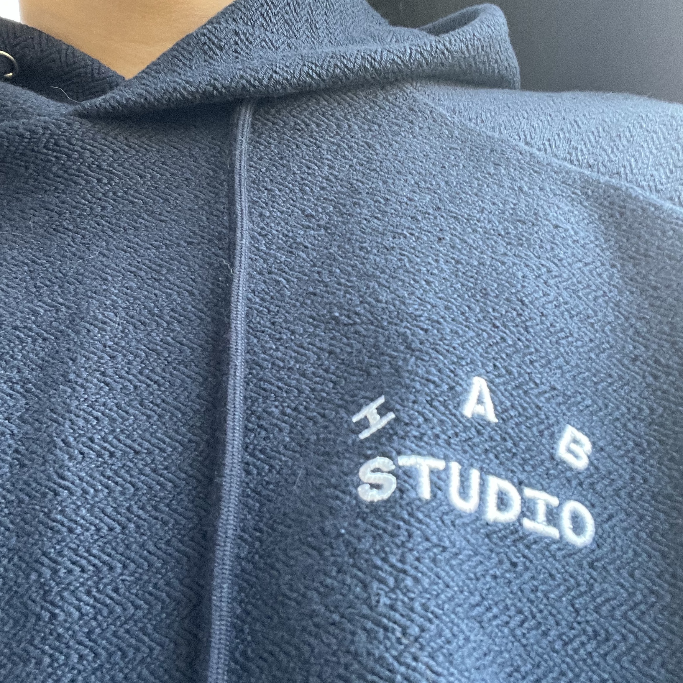 IAB Studio Herringbone Hoodie Navy White 착용 스타일