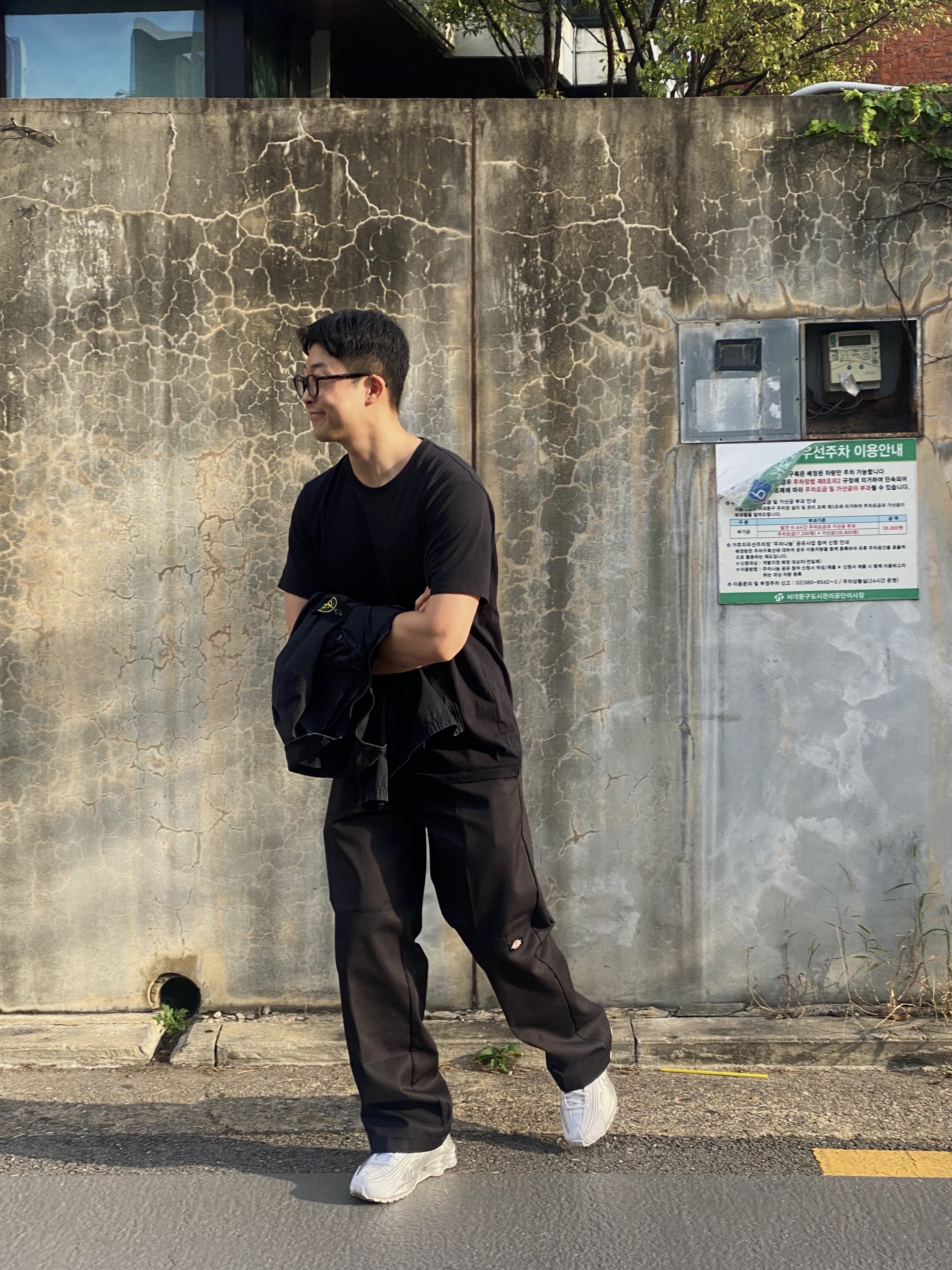 (W) Nike Shox R4 White Metallic Silver, Stone Island 117WN T.CO+OLD Overshirt Black - 21SS 착용 스타일 - 1