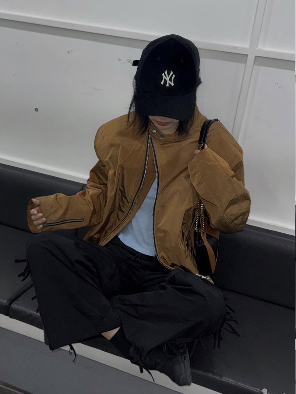 Valentino Viva Superstar Nappa Leather Medium Shopping Bag Black Brown, New Era Adjustable 9Forty New York Yankees Essential Cap Black 착용 스타일 - 2