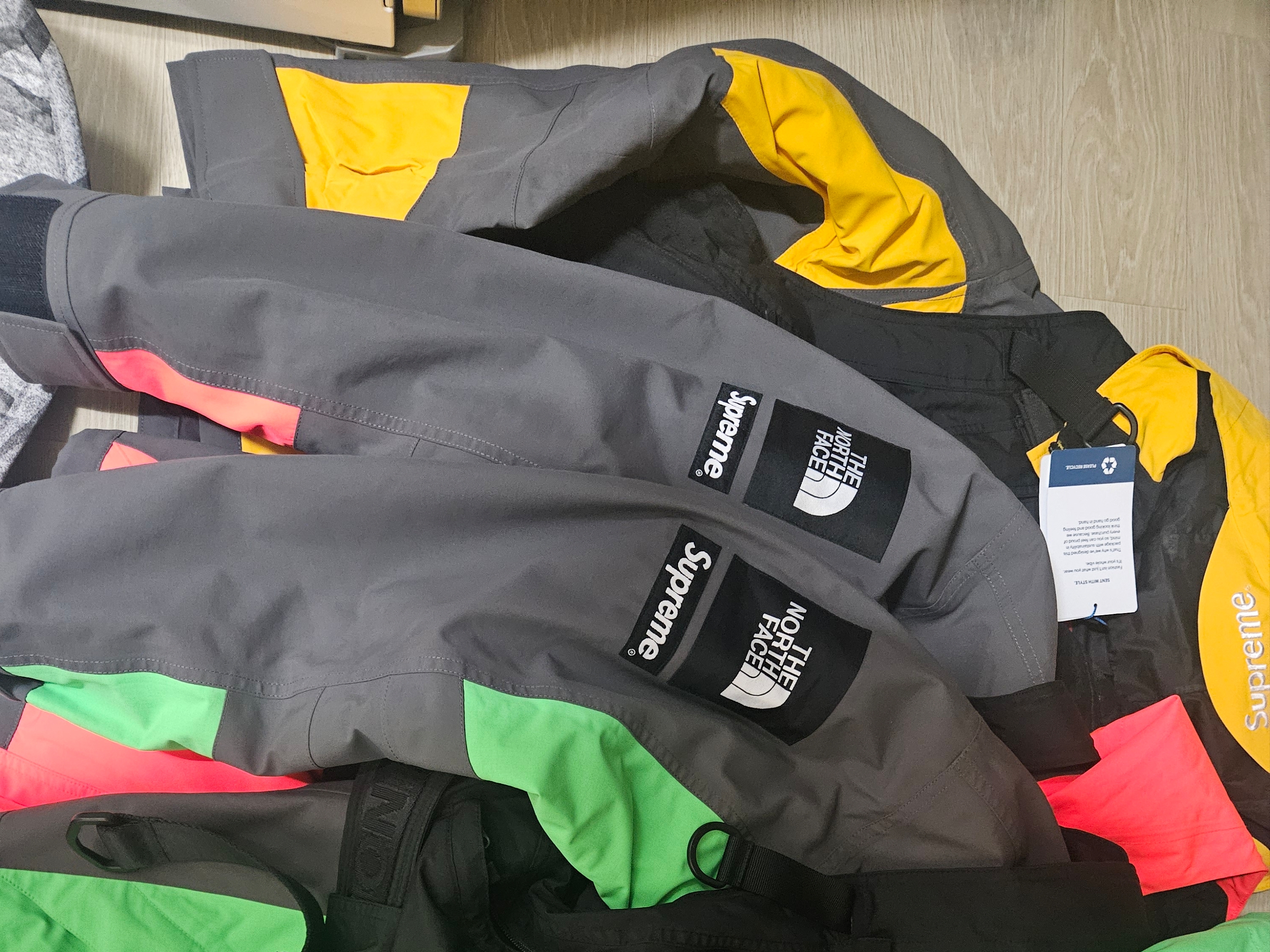 Supreme x The North Face RTG Jacket + Vest Gold - 20SS, Supreme x The North Face RTG Jacket + Vest Red - 20SS 착용 스타일