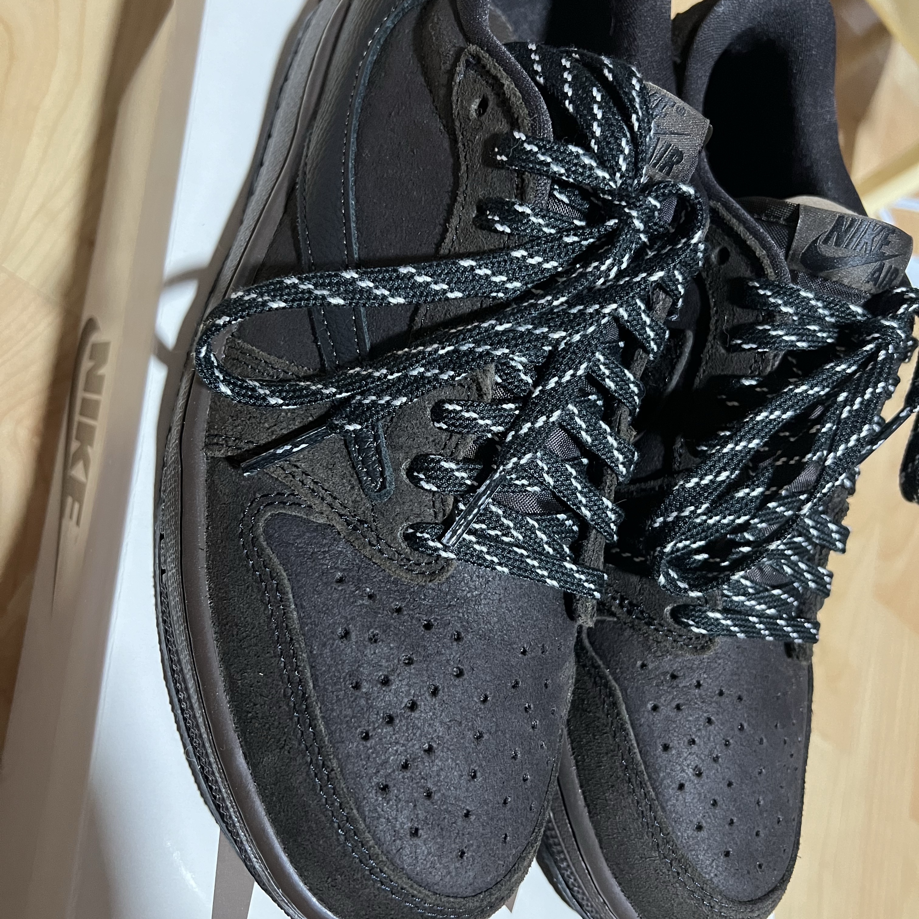Jordan 1 x Travis Scott Retro Low OG SP Velvet Brown and Dark Mocha 착용 스타일 - 2