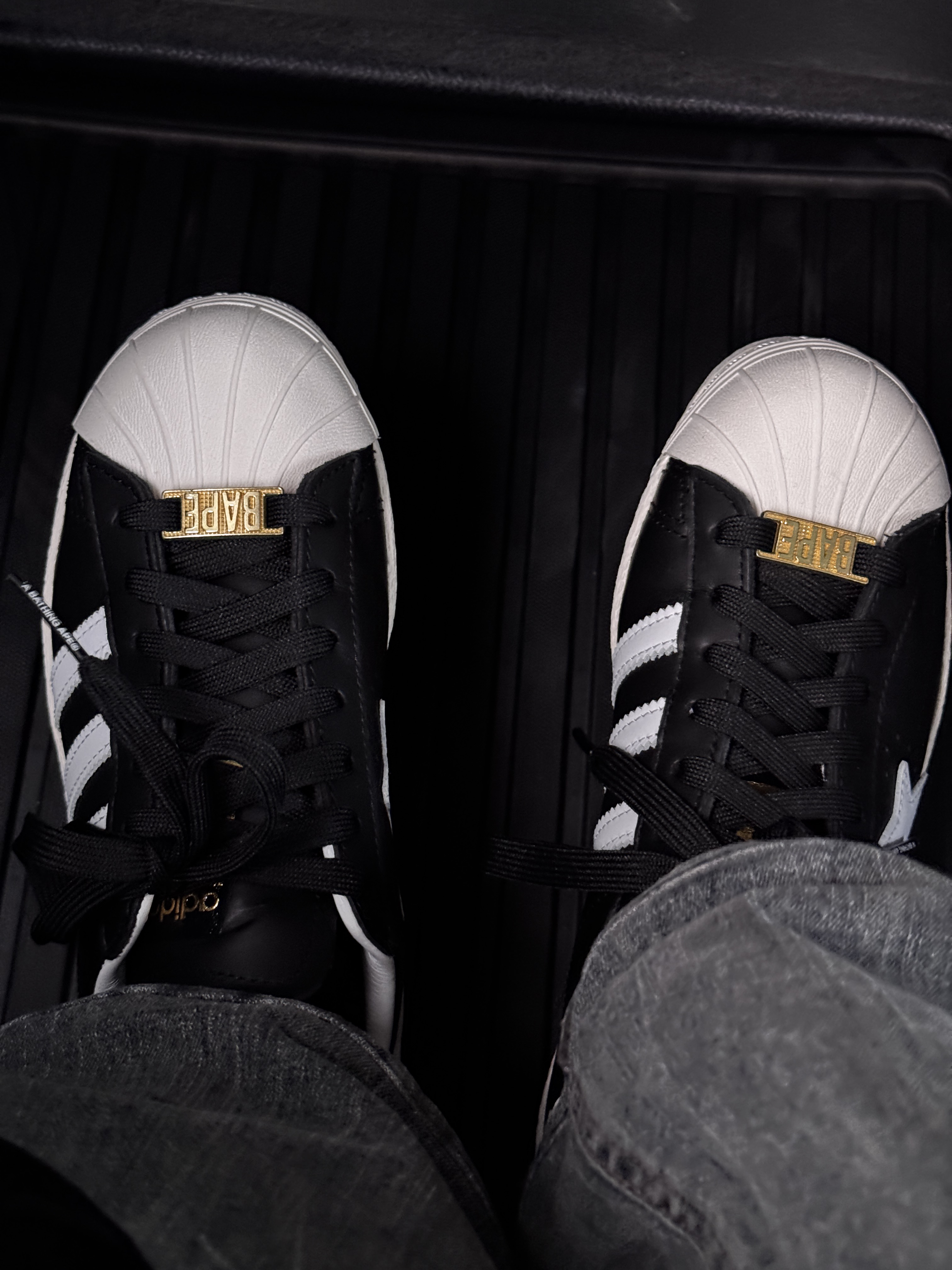Adidas x BAPE Superstar 80s Core Black Off White 착용 스타일 - 3