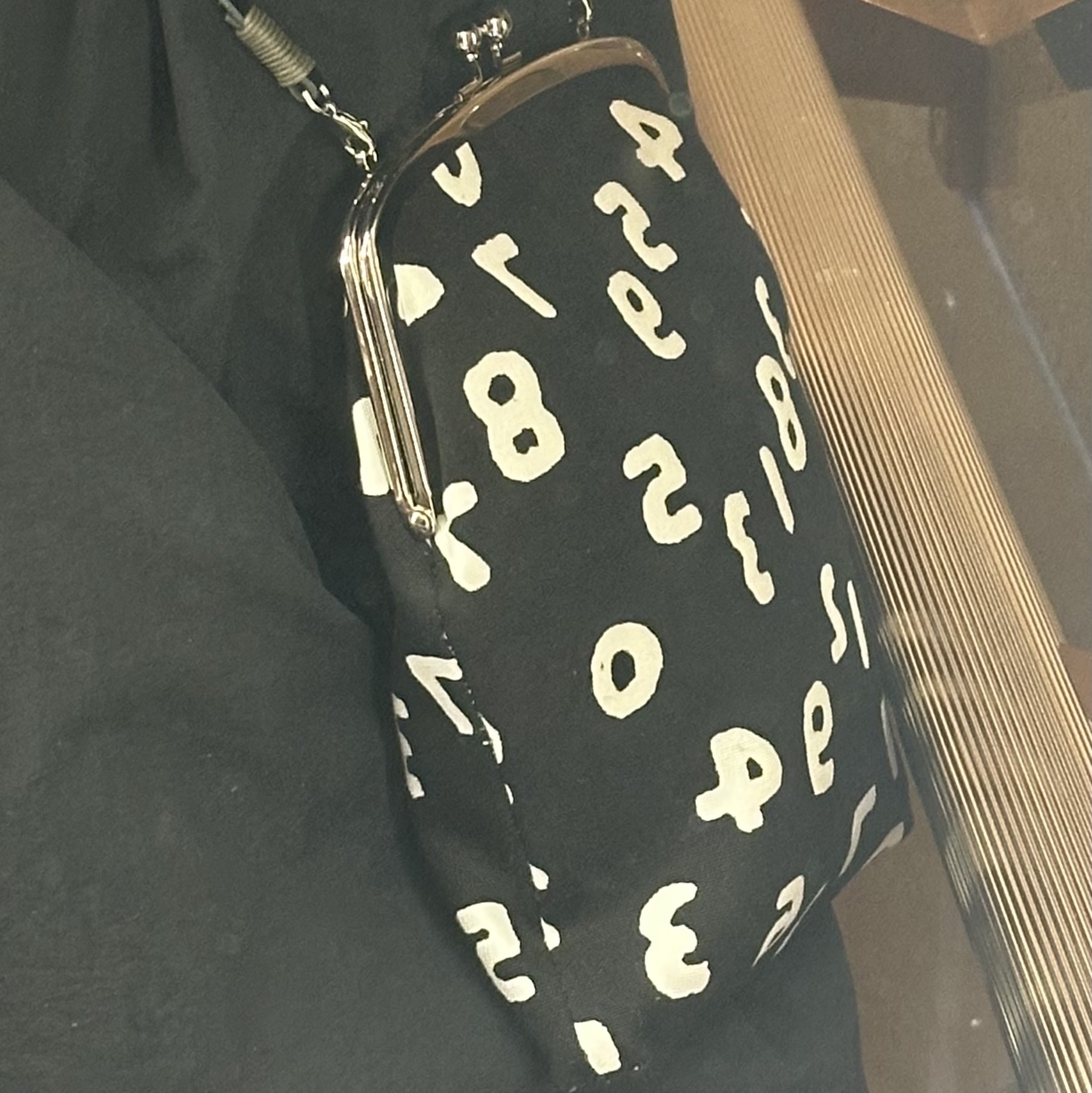 Sou Sou Canvas Soft Gamaguchi Bag Large Black (with 110cm Black Leather Strap) 착용 스타일 - 2