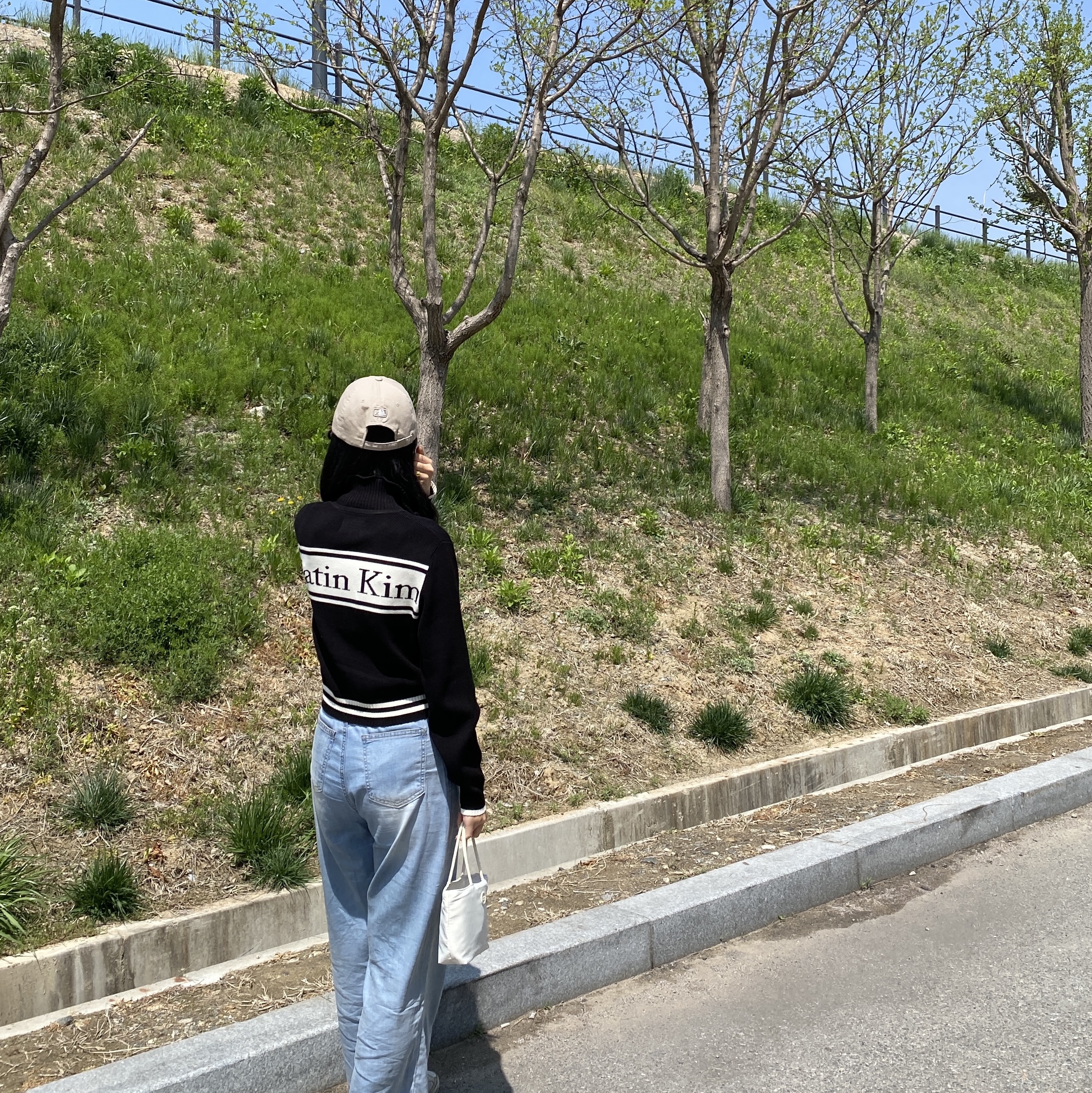 Matin Kim Spell Point Stripe Knit Cardigan Black, Golden Goose Superstar Grey Code Sneakers 착용 스타일 - 2