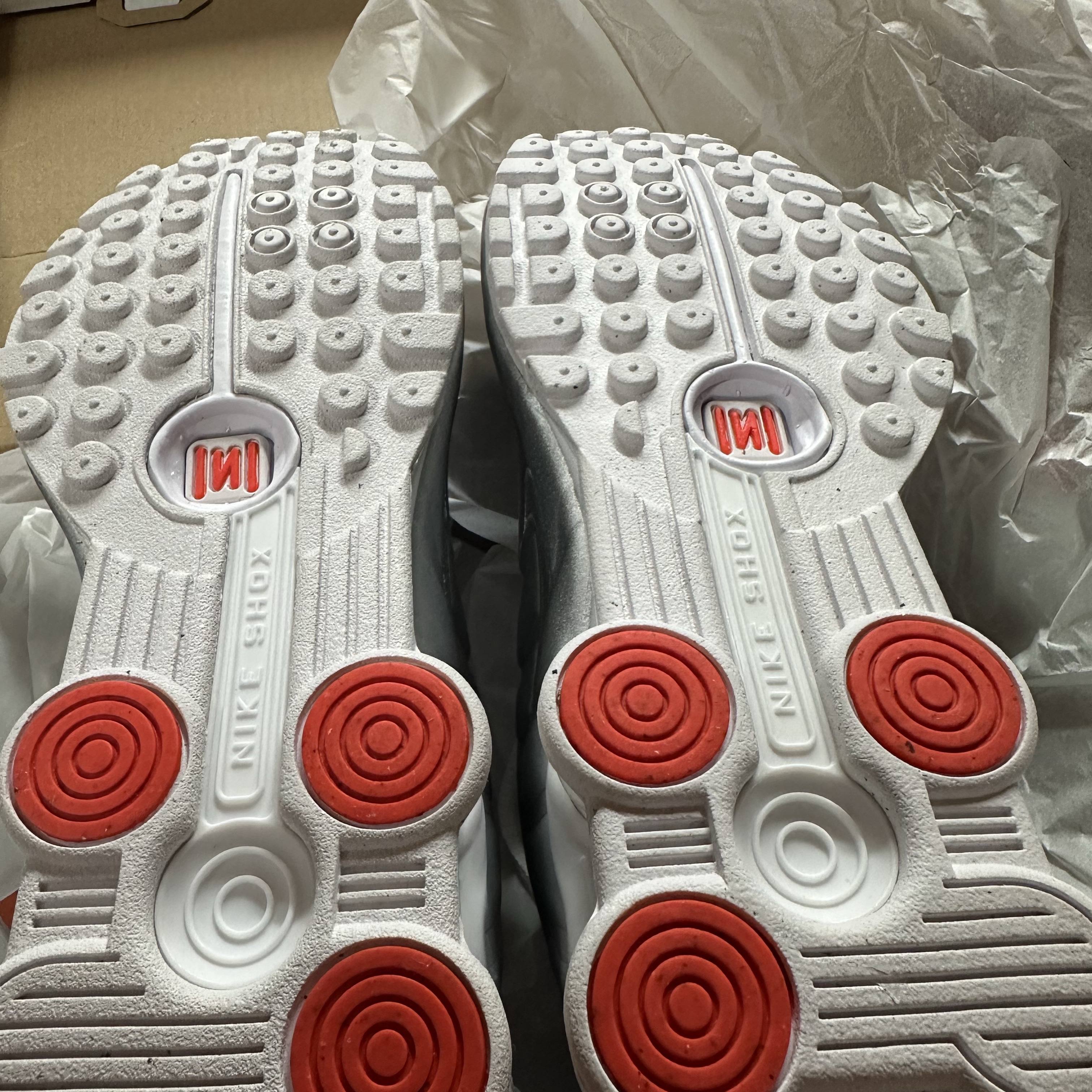 (W) Nike Shox R4 White Metallic Silver 착용 스타일 - 2
