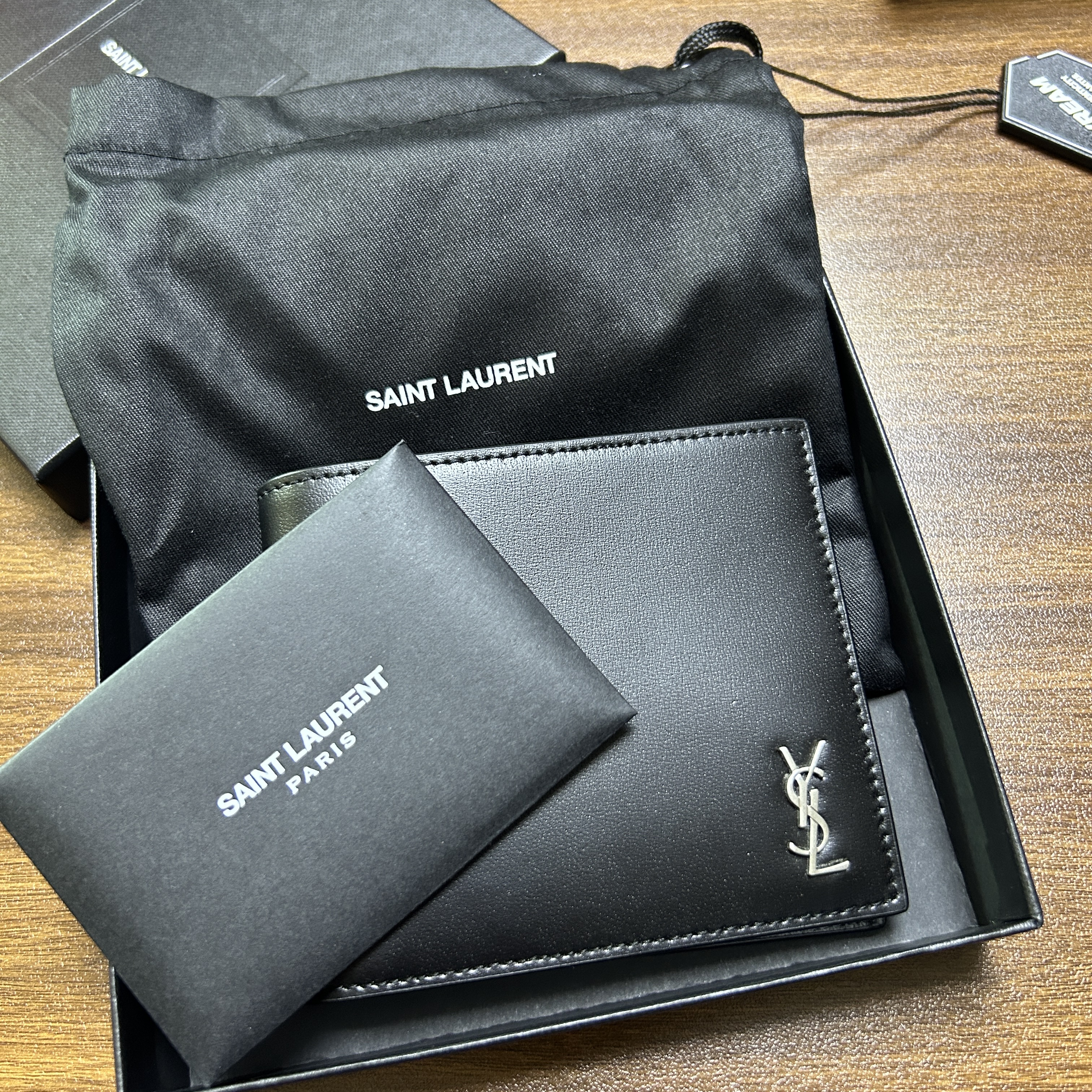 Saint Laurent Tiny Cassandre East/West Wallet in Matte Leather Black 착용 스타일