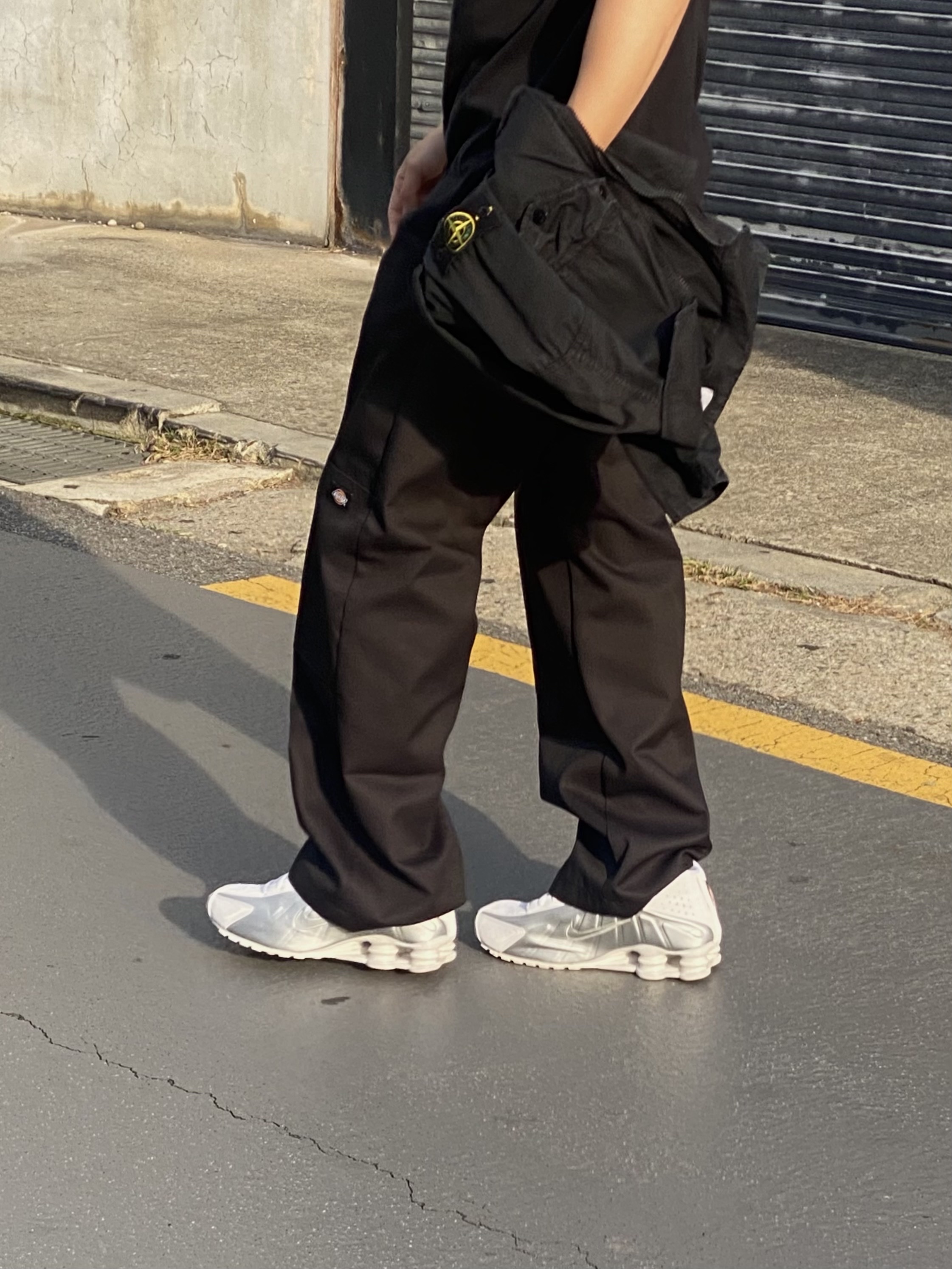 (W) Nike Shox R4 White Metallic Silver, Stone Island 117WN T.CO+OLD Overshirt Black - 21SS 착용 스타일 - 2