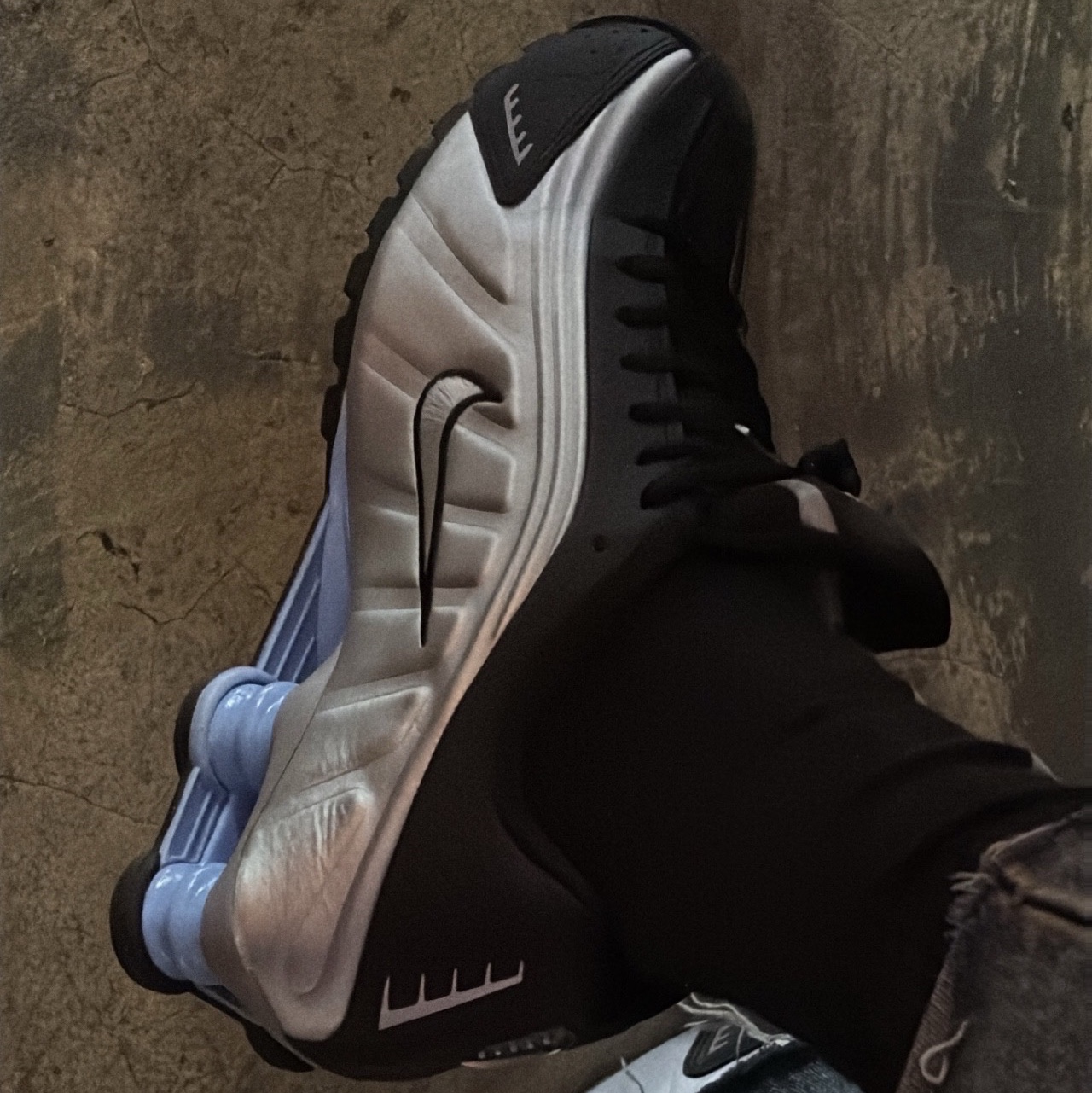 Nike Shox R4 Metallic Silver Black 착용 스타일 - 2