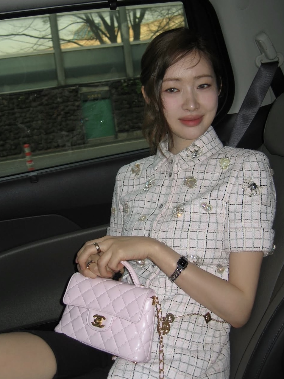 Chanel Mini Flap Bag with Top Handle Lambskin & Gold Light Pink 착용 스타일