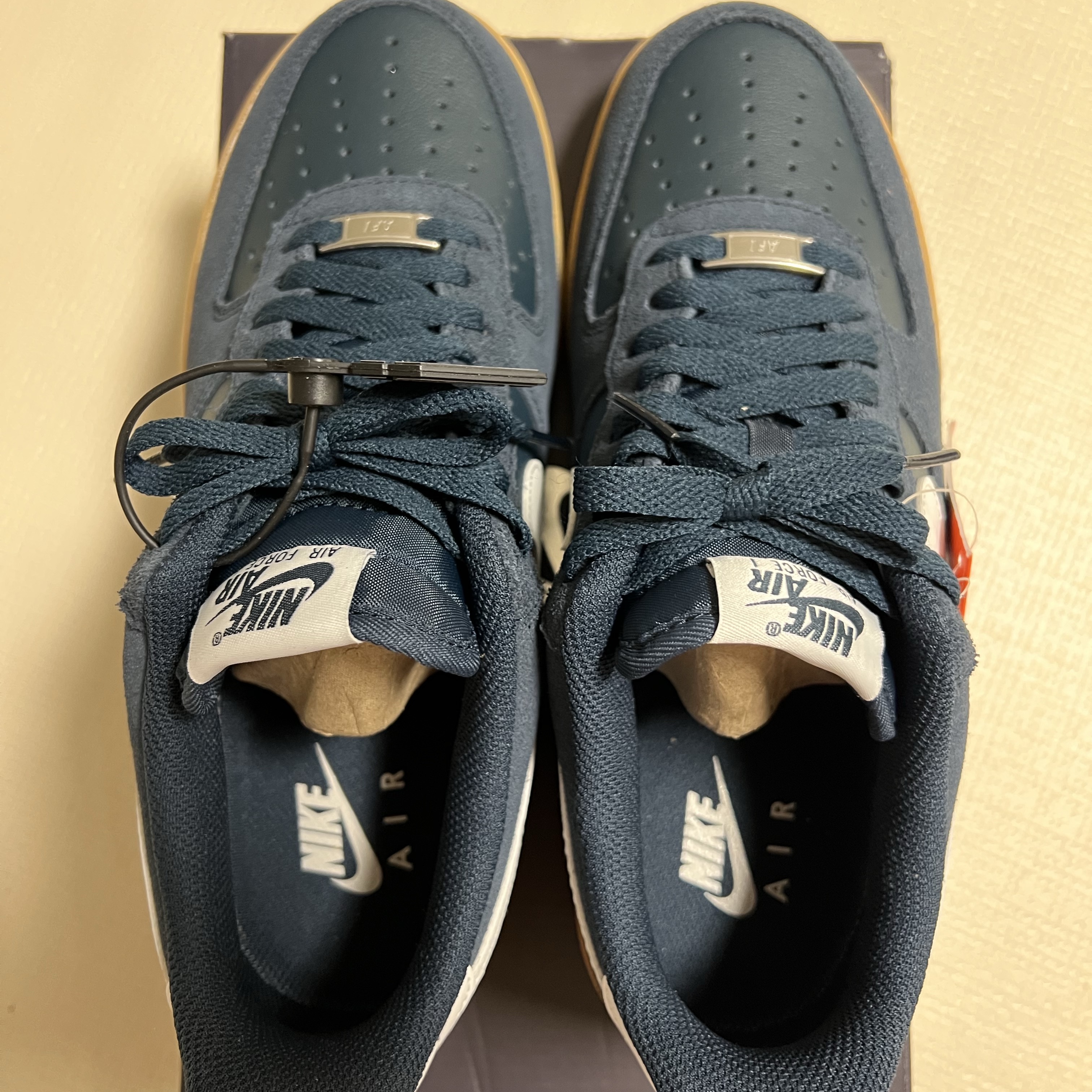 Nike Air Force 1 '07 LV8 Armory Navy Gum Light Brown 착용 스타일 - 3