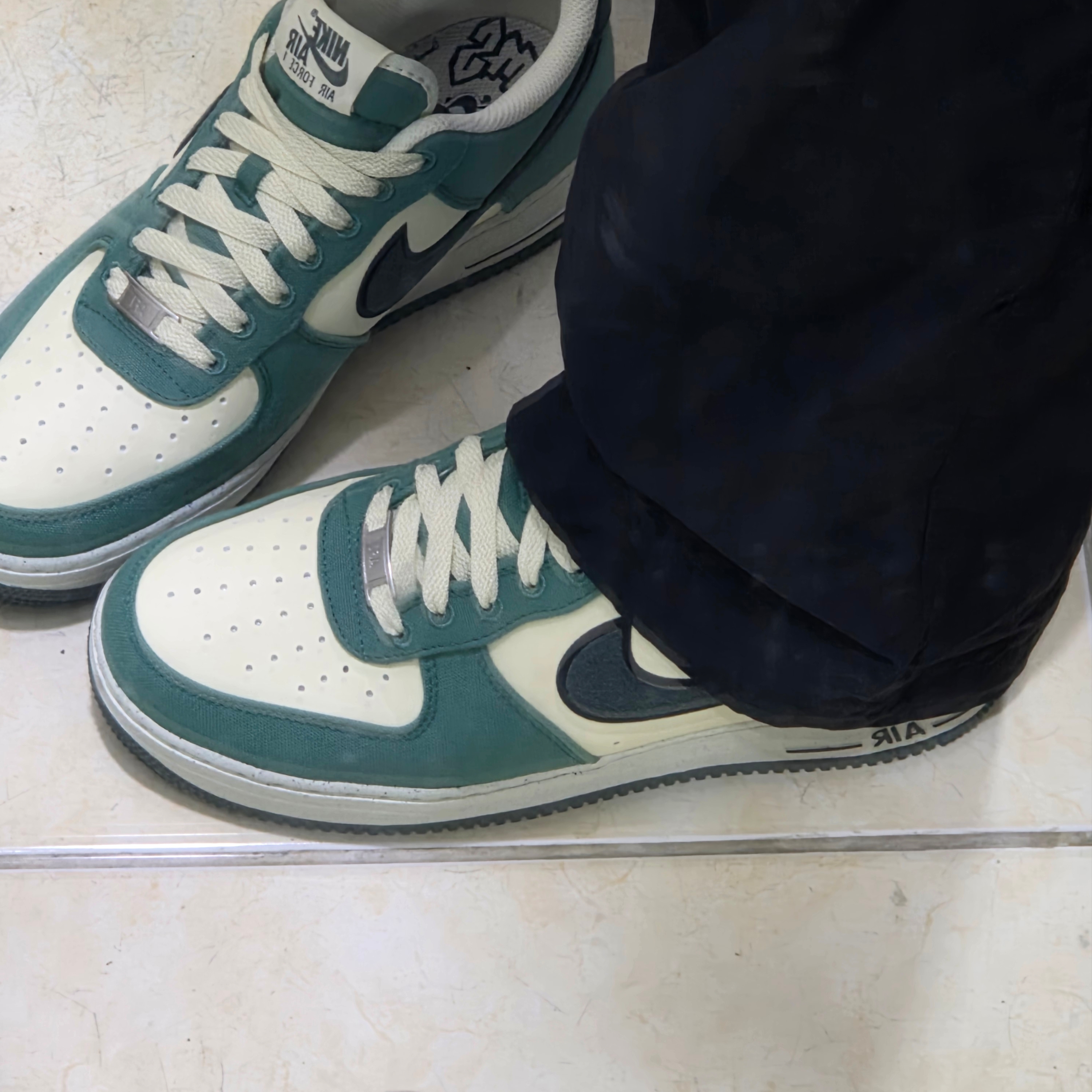 Nike Air Force 1 '07 LV8 Coconut Milk Vintage Green 착용 스타일