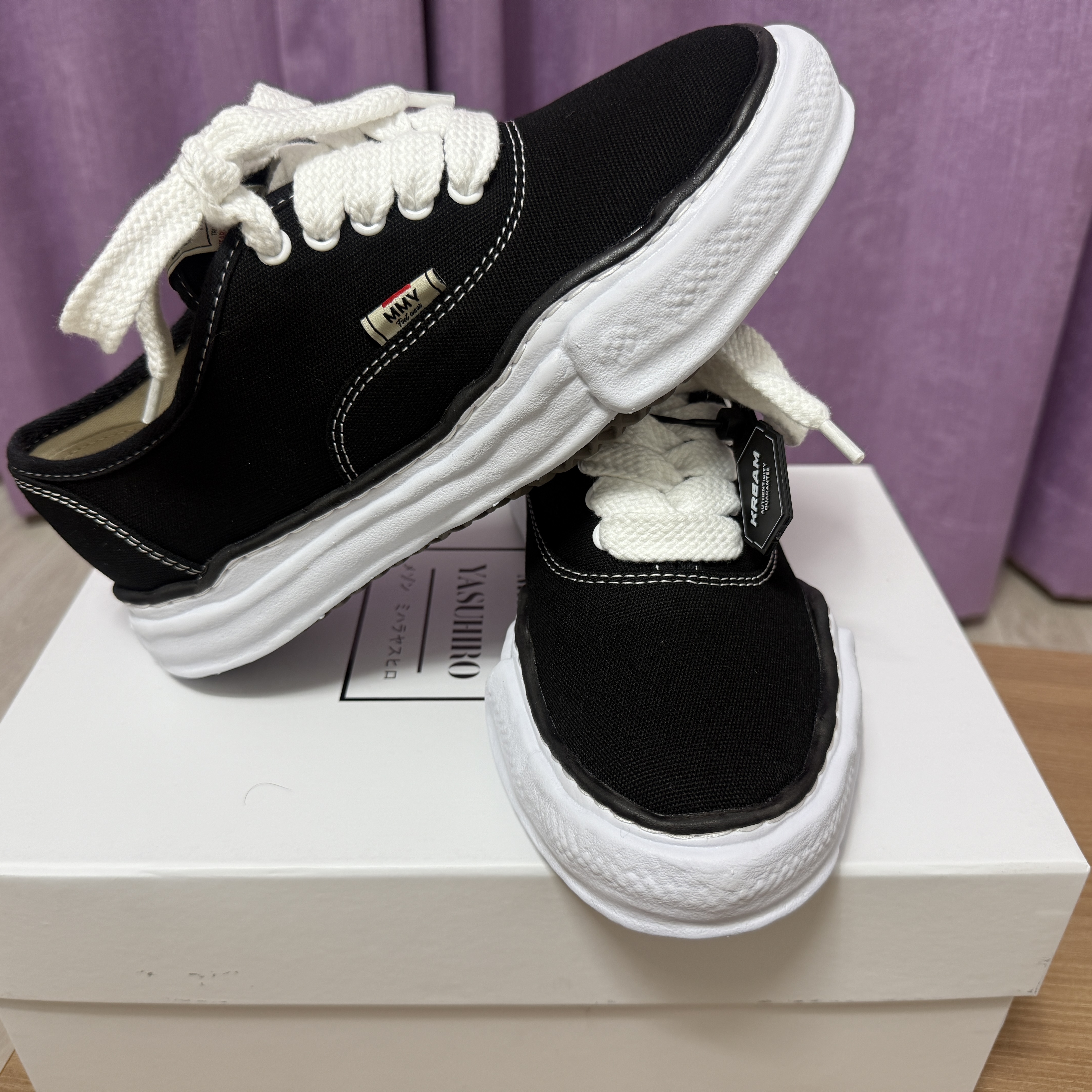 Maison Mihara Yasuhiro Baker OG Sole Canvas Low Cut Sneakers Black 착용 스타일 - 1