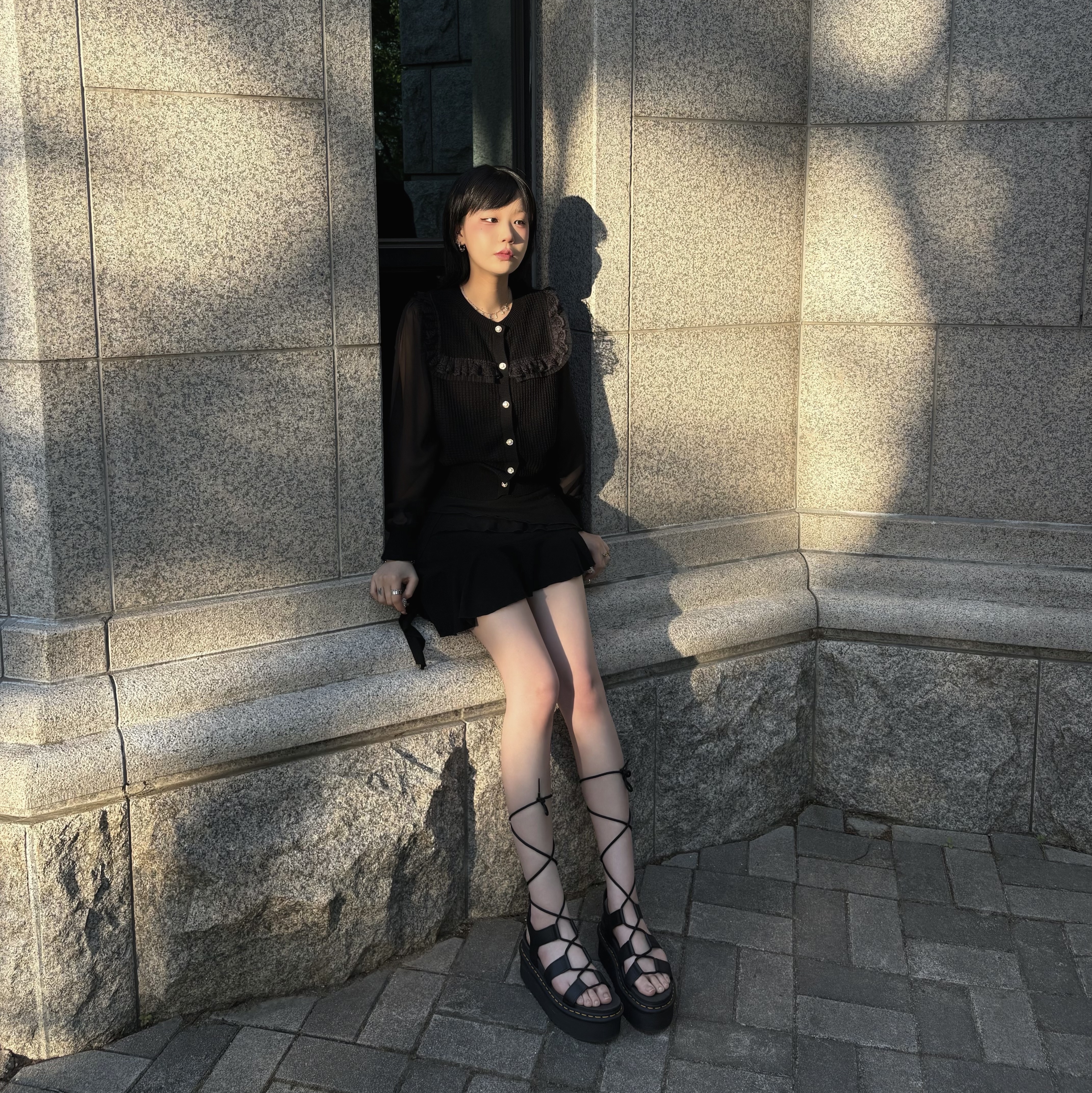 Dr. Martens Women Nartilla Athena Leather Gladiator Platform Sandals Black 착용 스타일 - 1