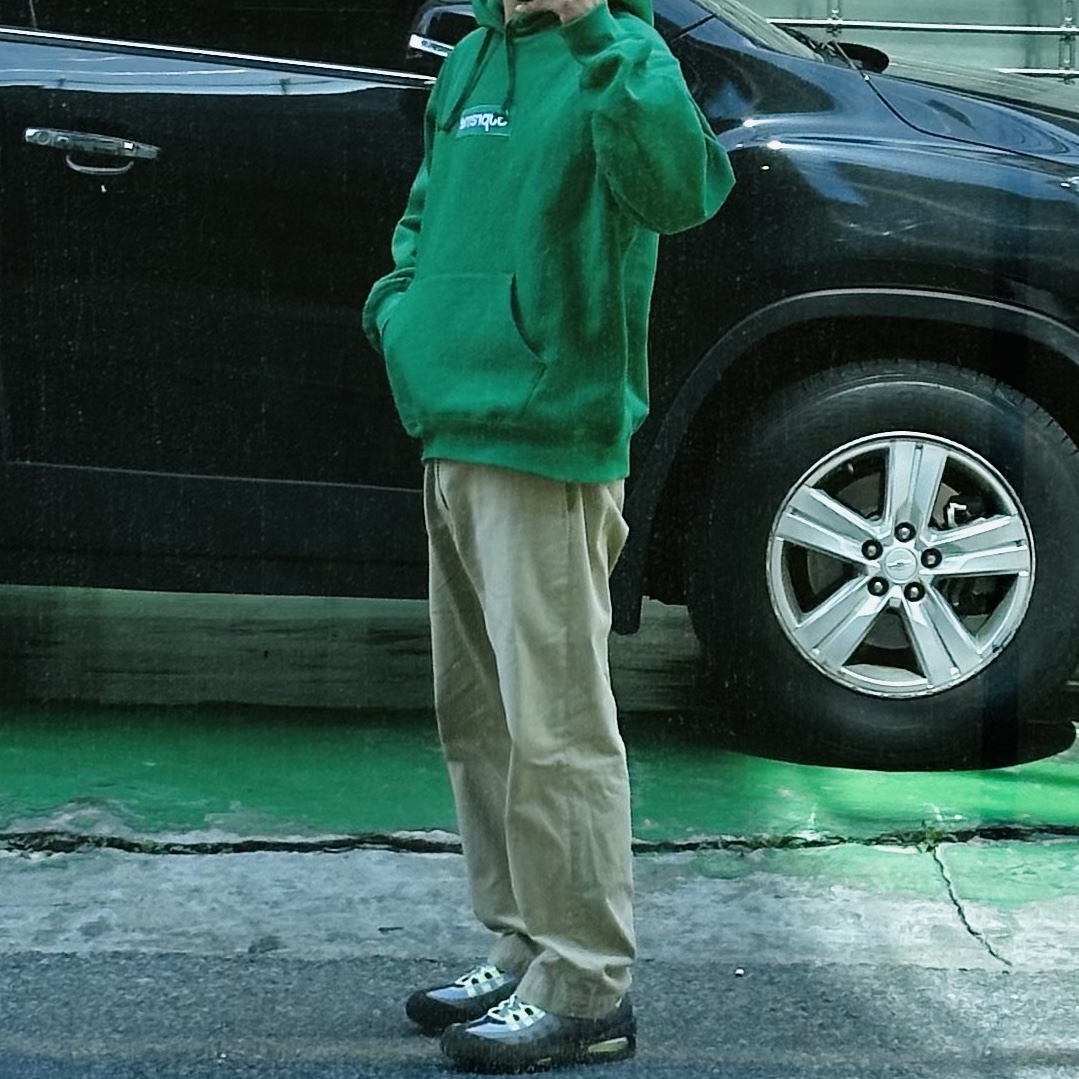Supreme Box Logo Hooded Sweatshirt Green - 24FW, Supreme Chino Pant Tan - 24FW 착용 스타일