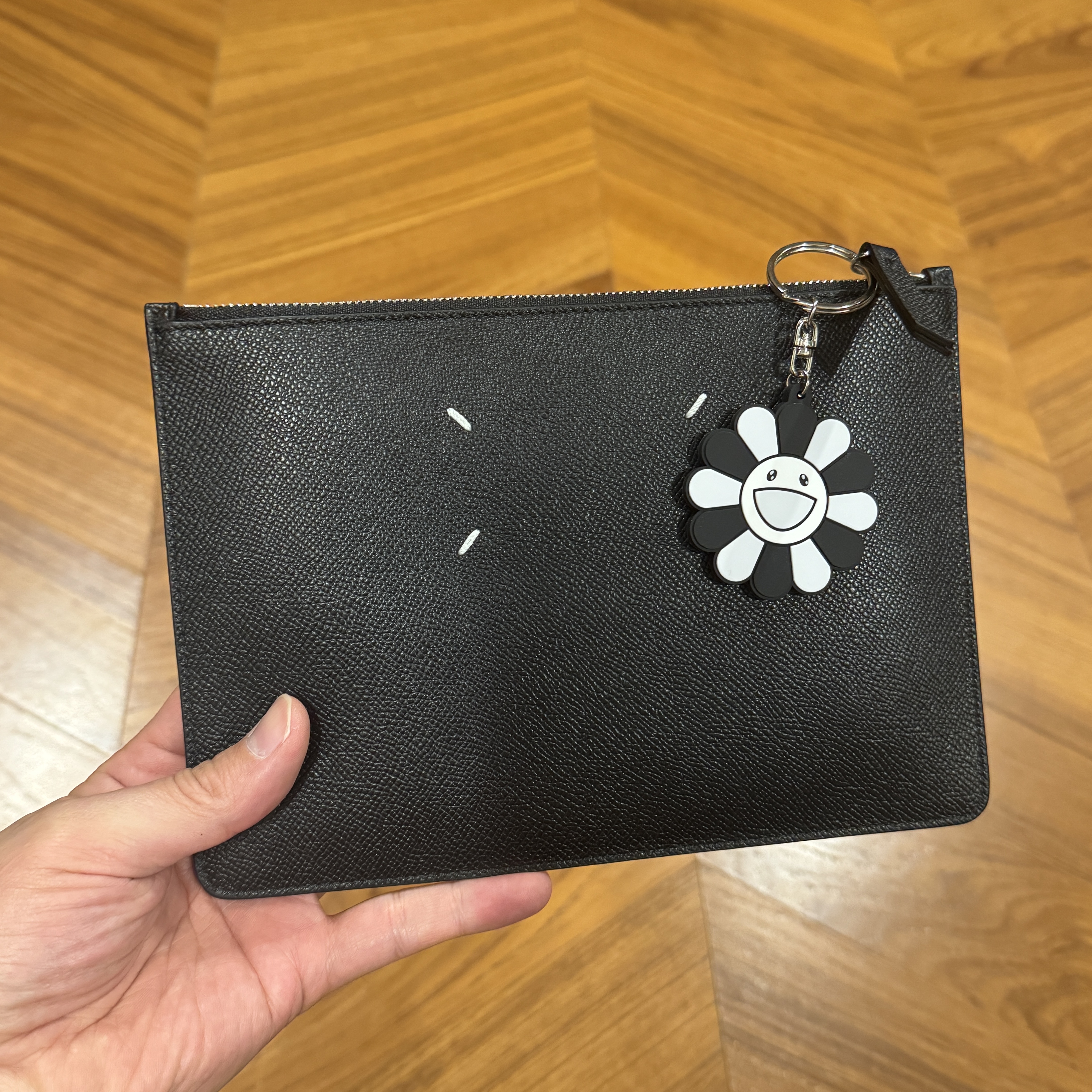 Maison Margiela Bovine Leather Pouch Black, Kaikai Kiki Flower Rubber Keyring Gray Black 착용 스타일