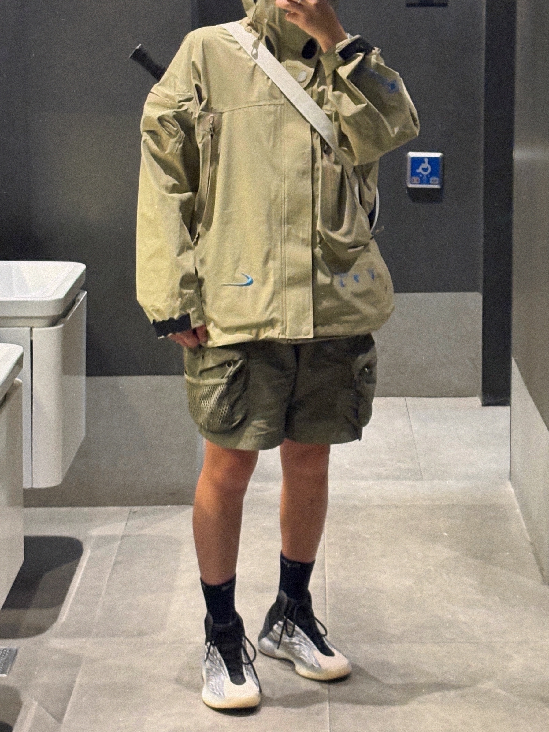 Nike x Off-White NRG Gore-Tex Jacket Khaki - Asia, Kith x Wilson Retro Racket Cover White Alyssum 착용 스타일 - 1