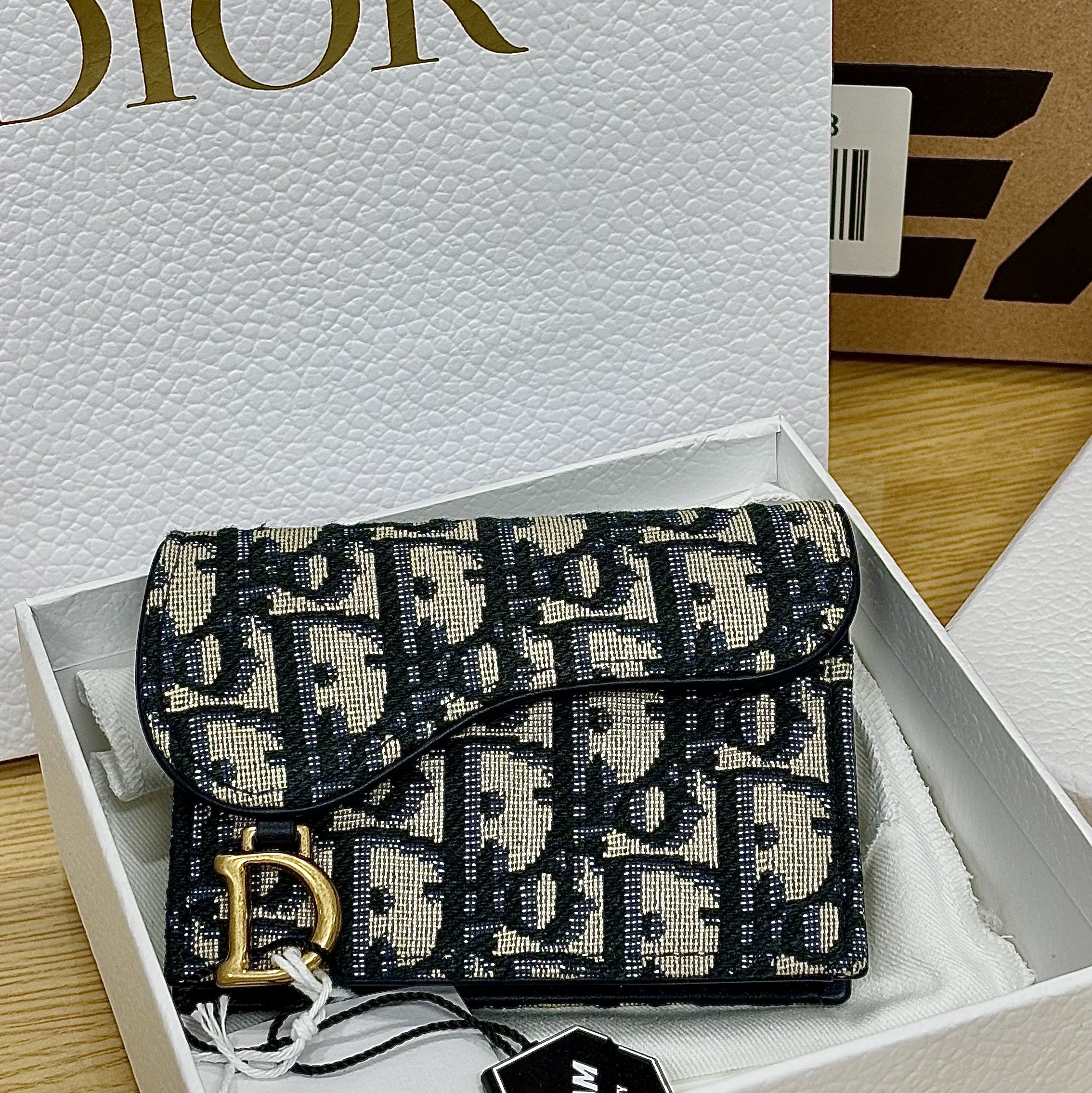 Dior Saddle Flap Card Holder Blue Dior Oblique Jacquard 착용 스타일
